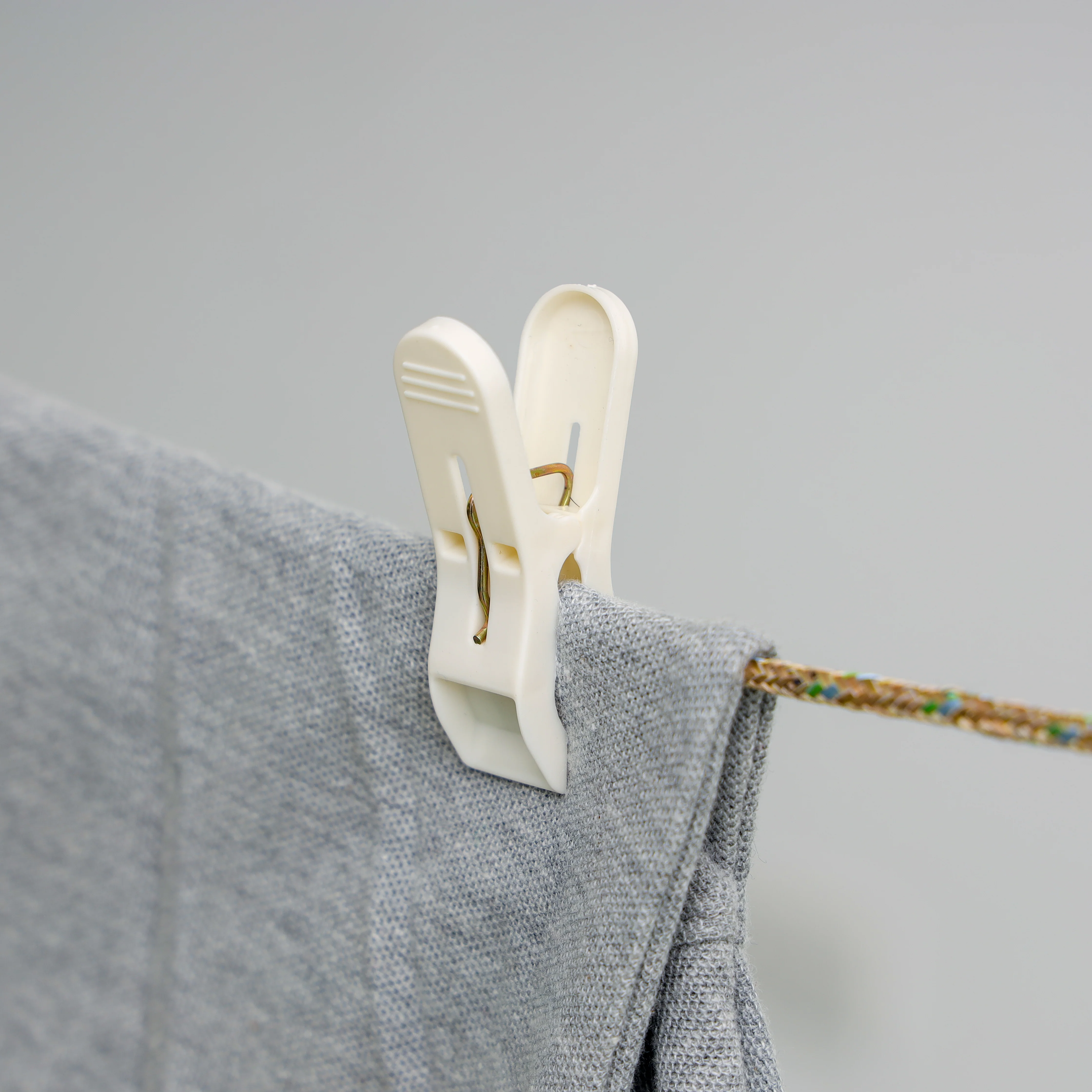Delcasa DC2006 16 Pcs Cloth Clip| Durable Plastic & Iron Laundry Clips for strong grip, long-lasting use| lightweight build, indoor & outdoor drying convenience| - Image 3