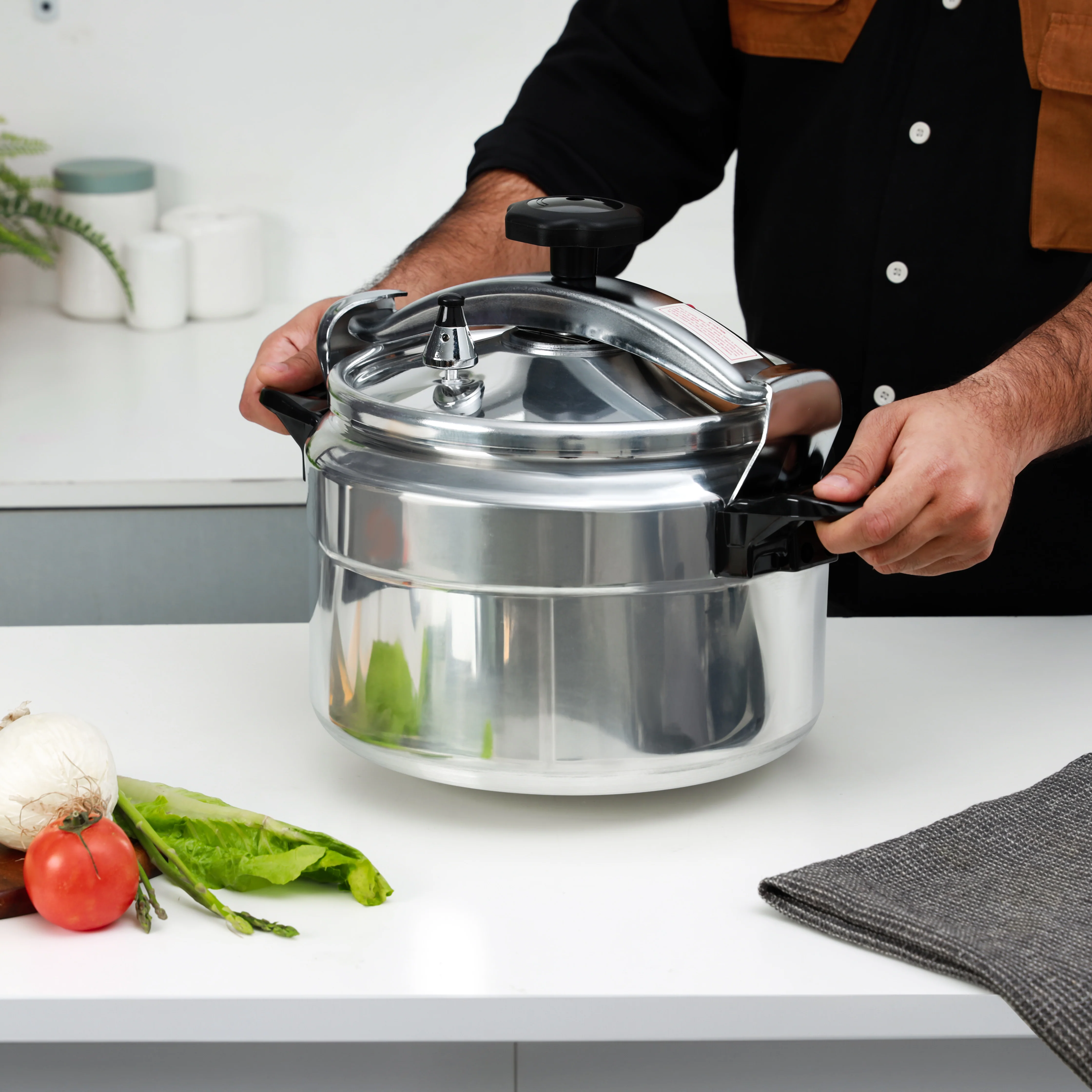 Delcasa DC3201 5L Heavy Duty Aluminium Pressure Cooker| safety valve, silicone sealing ring & pressure indicator| Compatible with gas, ceramic & halogen cooktops| - Image 3