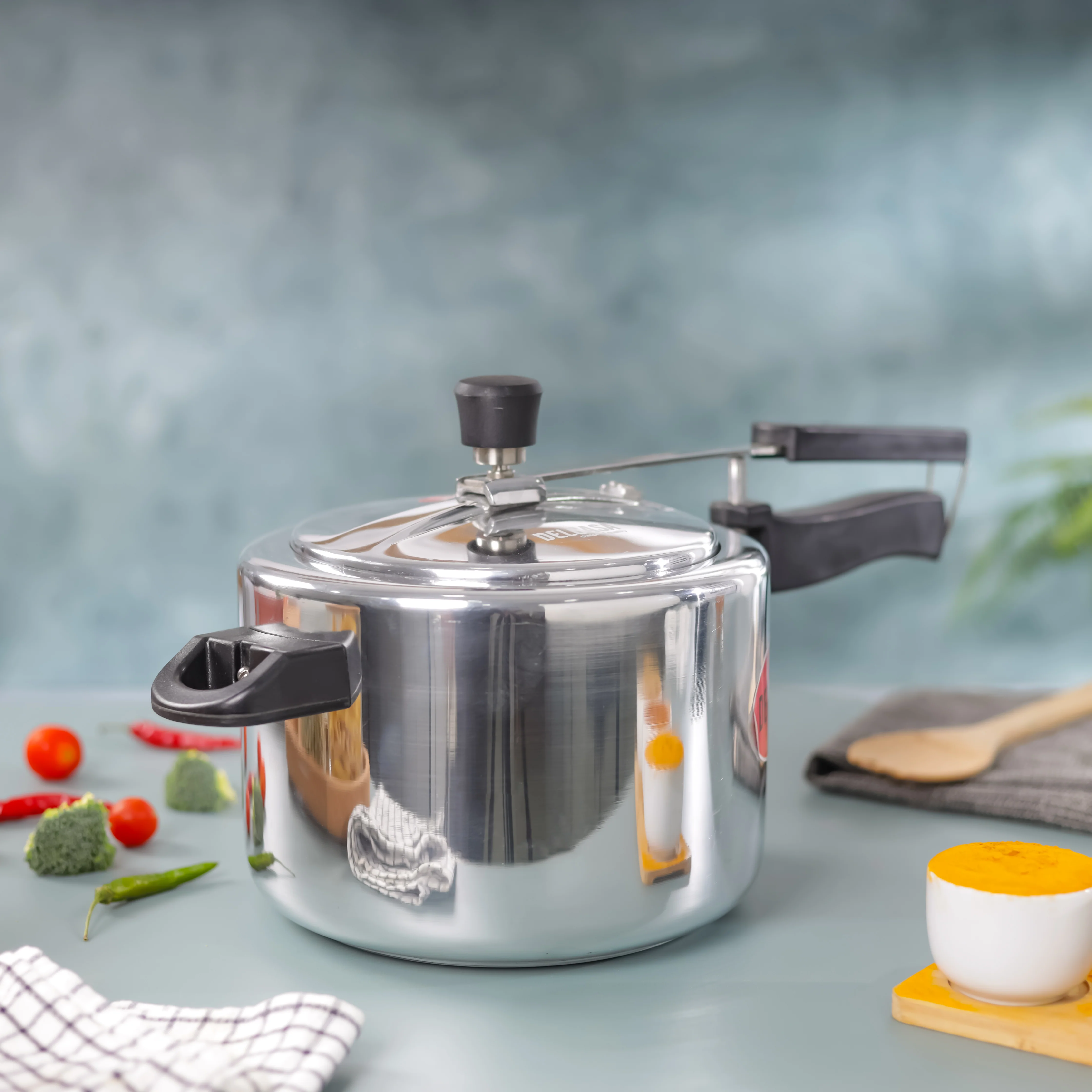 Delcasa DC3337 5.0L Pressure Cooker| strong virgin aluminium body with inner lid| whistling safety valve, extra gasket, valve & heat resistant bakelite handles| - Image 2