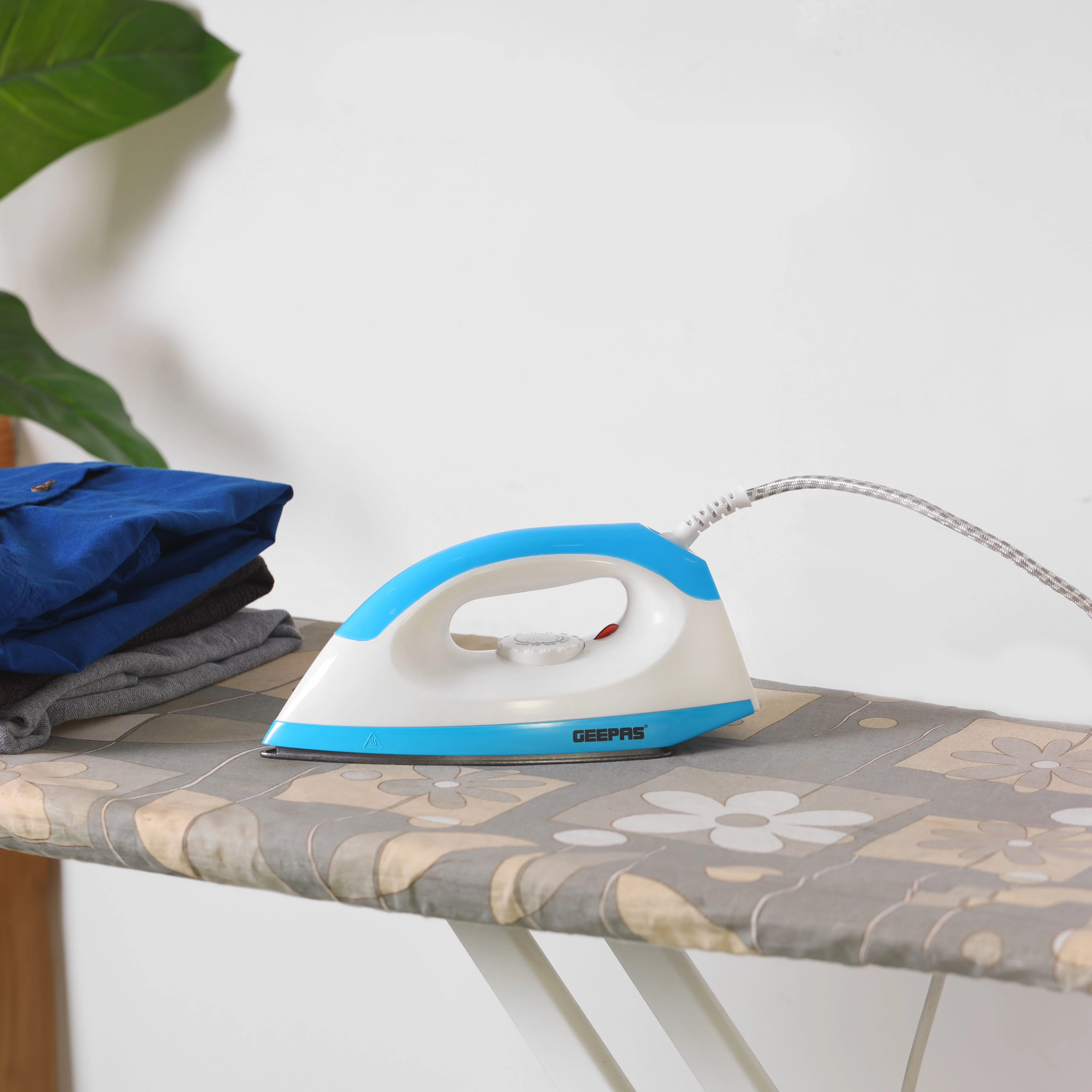 Geepas GDI7782 1200W Dry Iron| featuring a non-stick soleplate, adjustable temperature control| Compact, Durable Design quick heating and smooth wrinkle removal| - Image 3