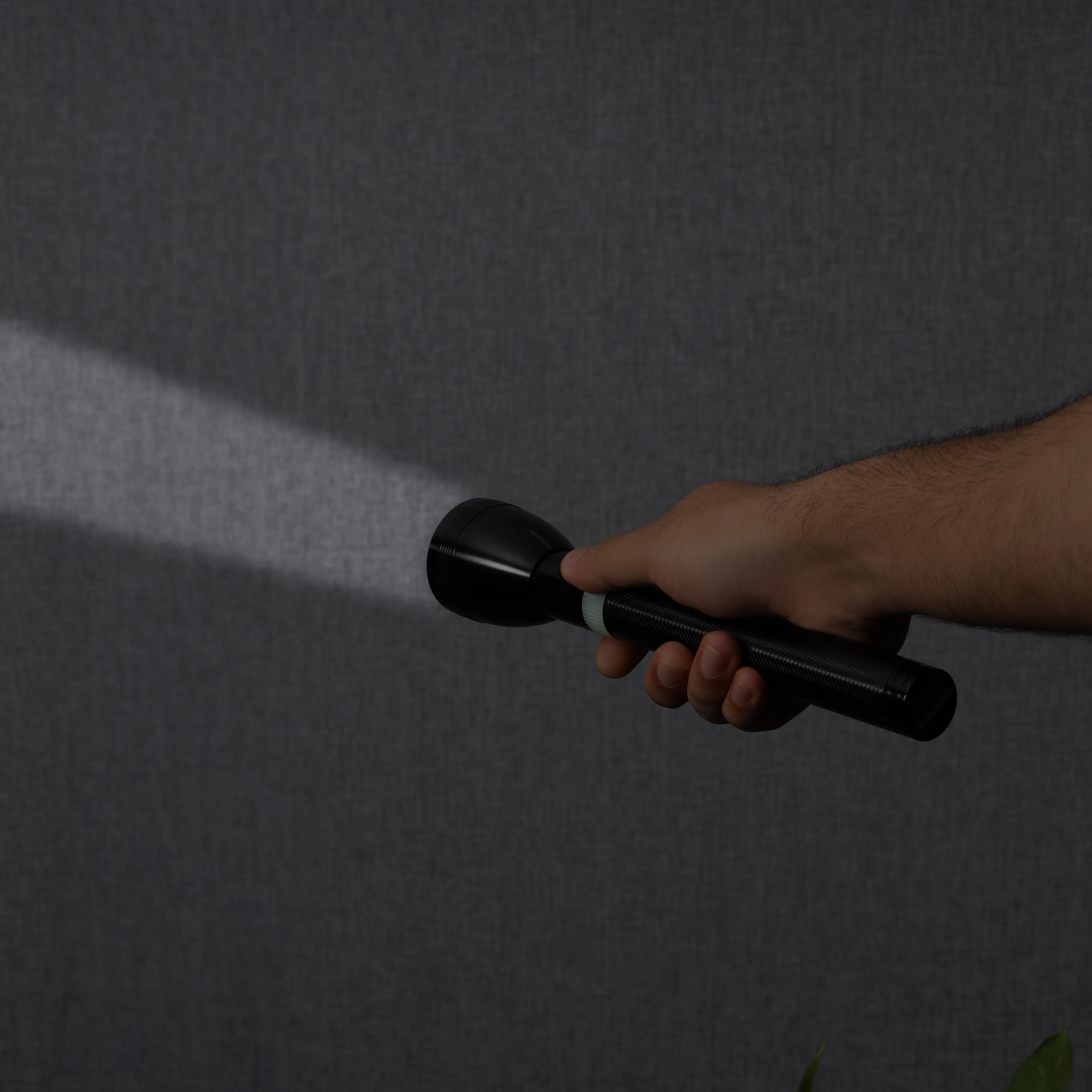 Geepas GFL4642 Rechargeable LED Flashlight | 5W High-Power T6 LED with 5000mAh Li-ion Battery| Durable, Aircraft-Grade Aluminium Body and Up to 4 Hours Runtime| - Image 4