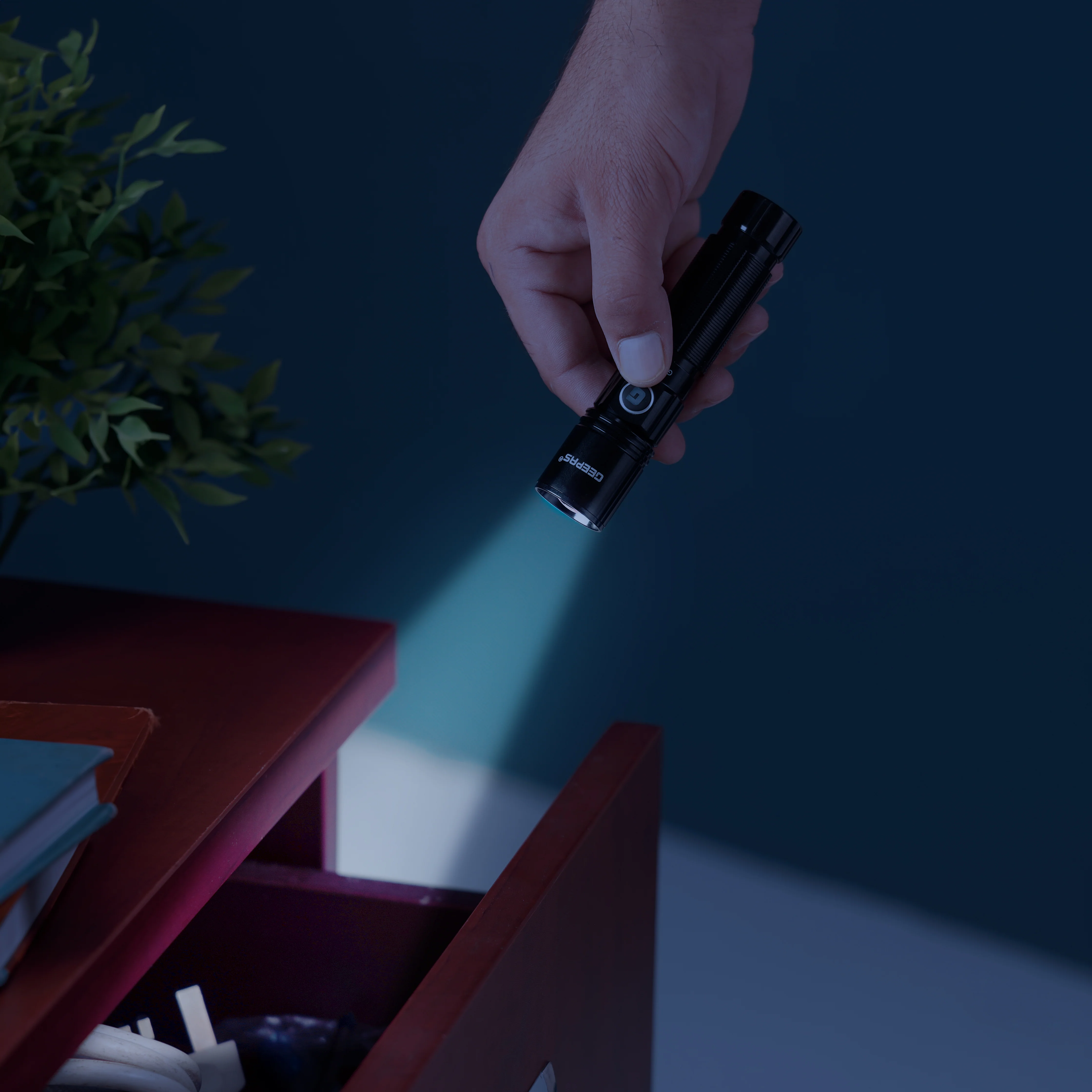 Geepas GFL4684 Zoomable LED Flashlight| 10W High Power LED with 1000 Lumens & 3000mAh Battery| Durable, Type-C Charging, 1500m Beam Distance and 6-Hour Runtime| - Image 5