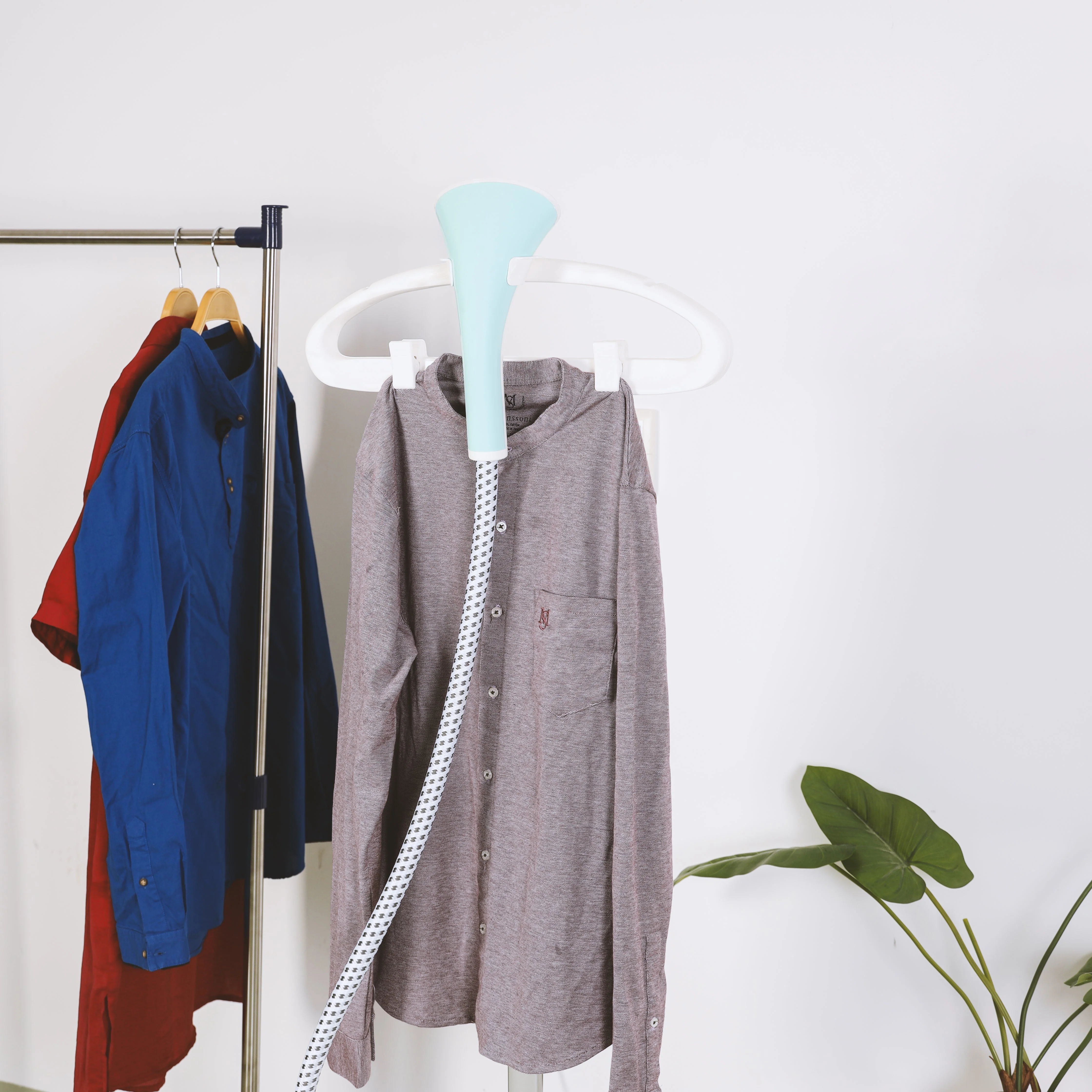 Geepas GGS9695 Garment Steamer| 1800W Powerful Fabric Steamer, Large 2L Water Tank and Fast Heating| Durable, Easy to Use, Portable Design and Safe Operation | - Image 3