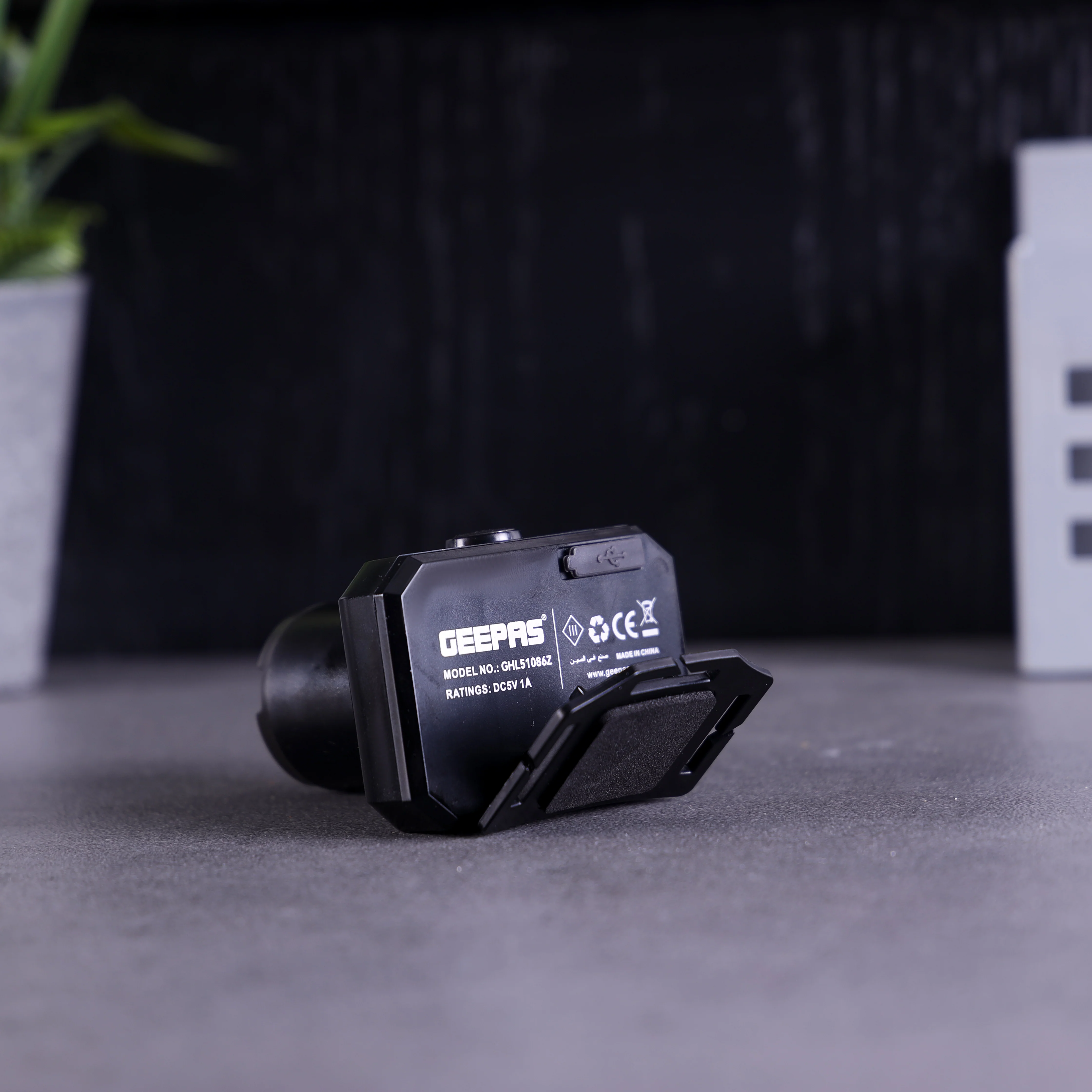 Geepas GHL51086 Rechargeable Zoomable LED Headlamp| 5W high-power LED & 4000mAh lithium battery| Type-C charging & up to 14 hours runtime for outdoor adventures| - Image 4
