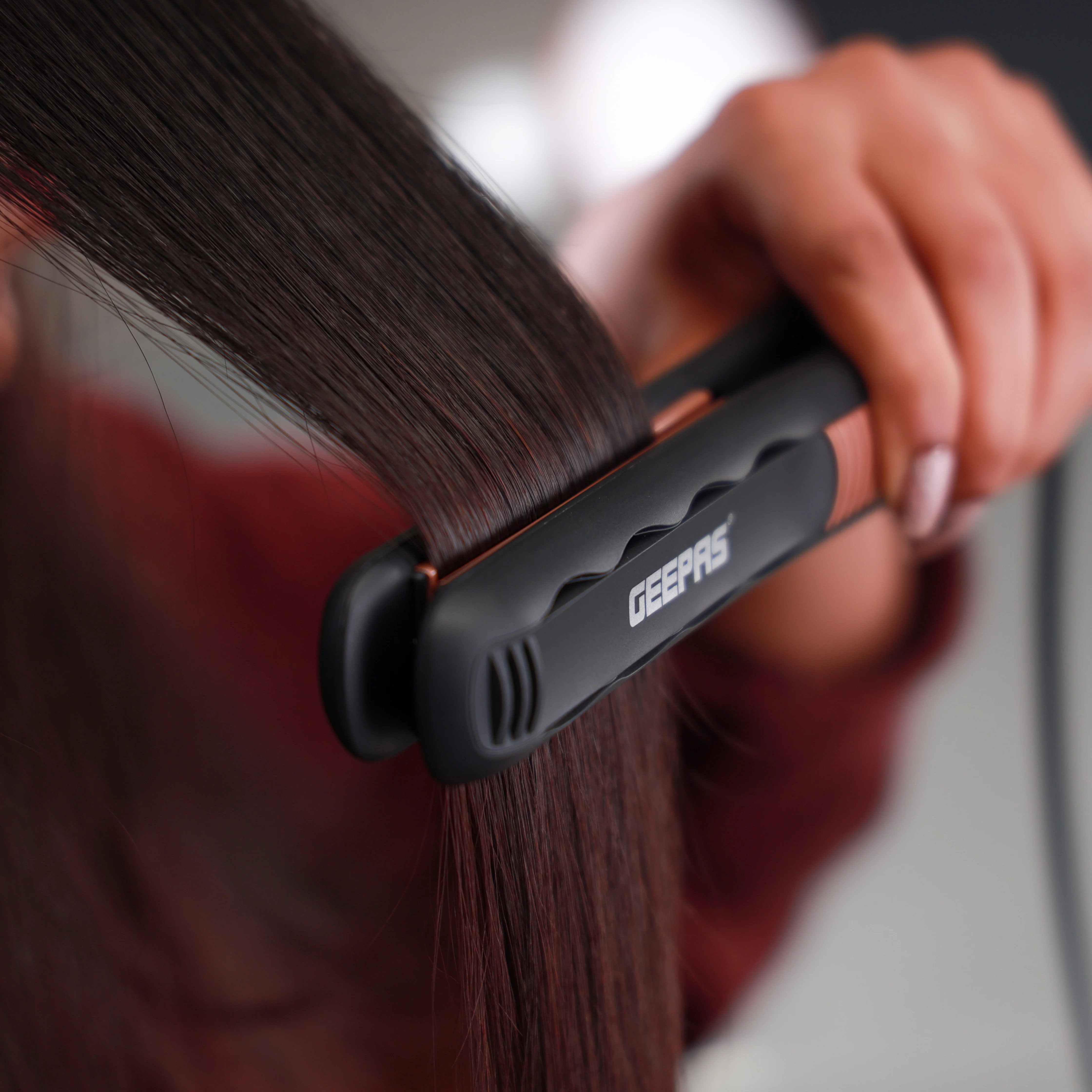 Geepas GHS86102 Ceramic Hair Straightener| featuring 35W power, ceramic plates & dry/wet styling| Lightweight, Ergonomic Design 360° swivel cord & fast heating| - Image 4