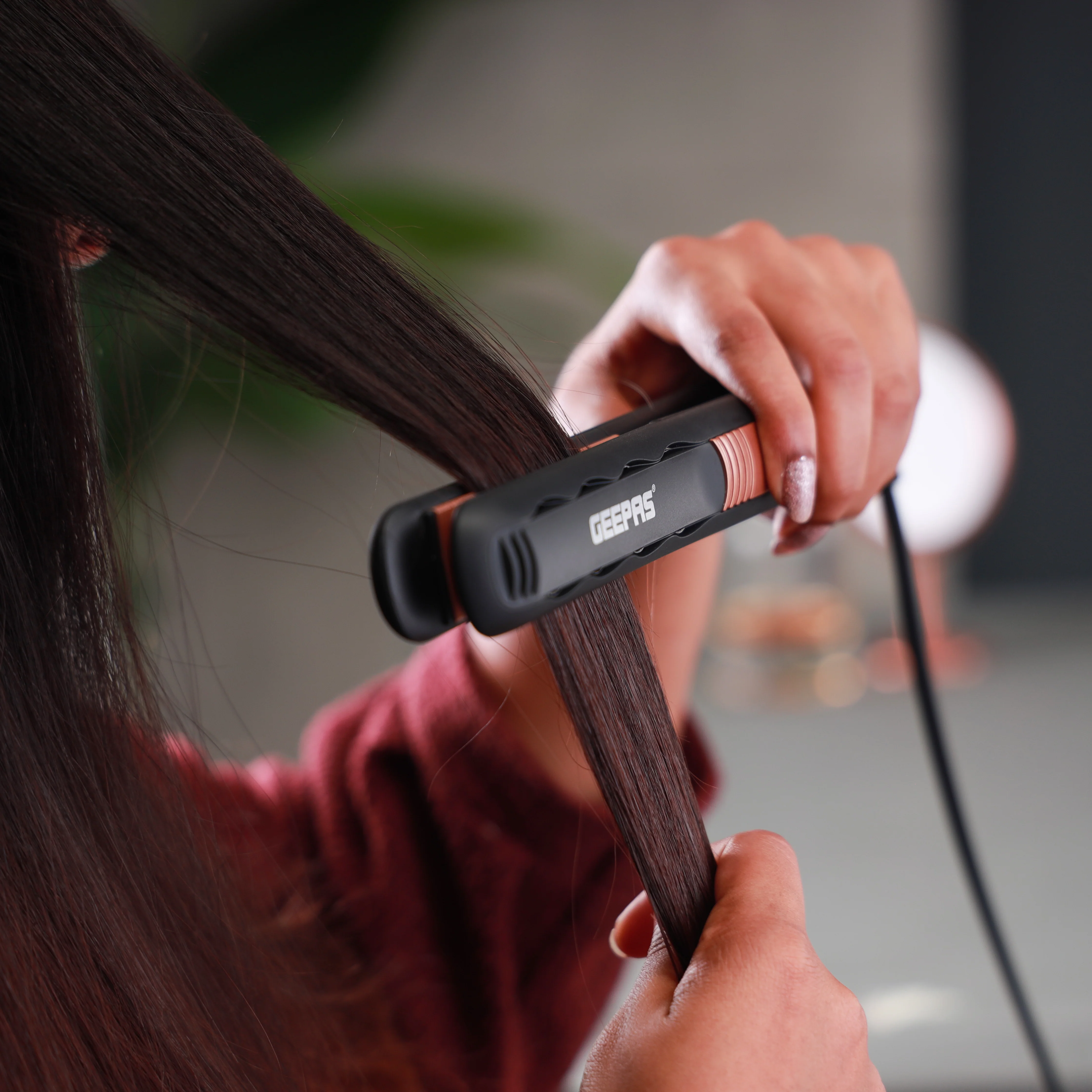 Geepas GHS86102 Ceramic Hair Straightener| featuring 35W power, ceramic plates & dry/wet styling| Lightweight, Ergonomic Design 360° swivel cord & fast heating| - Image 5