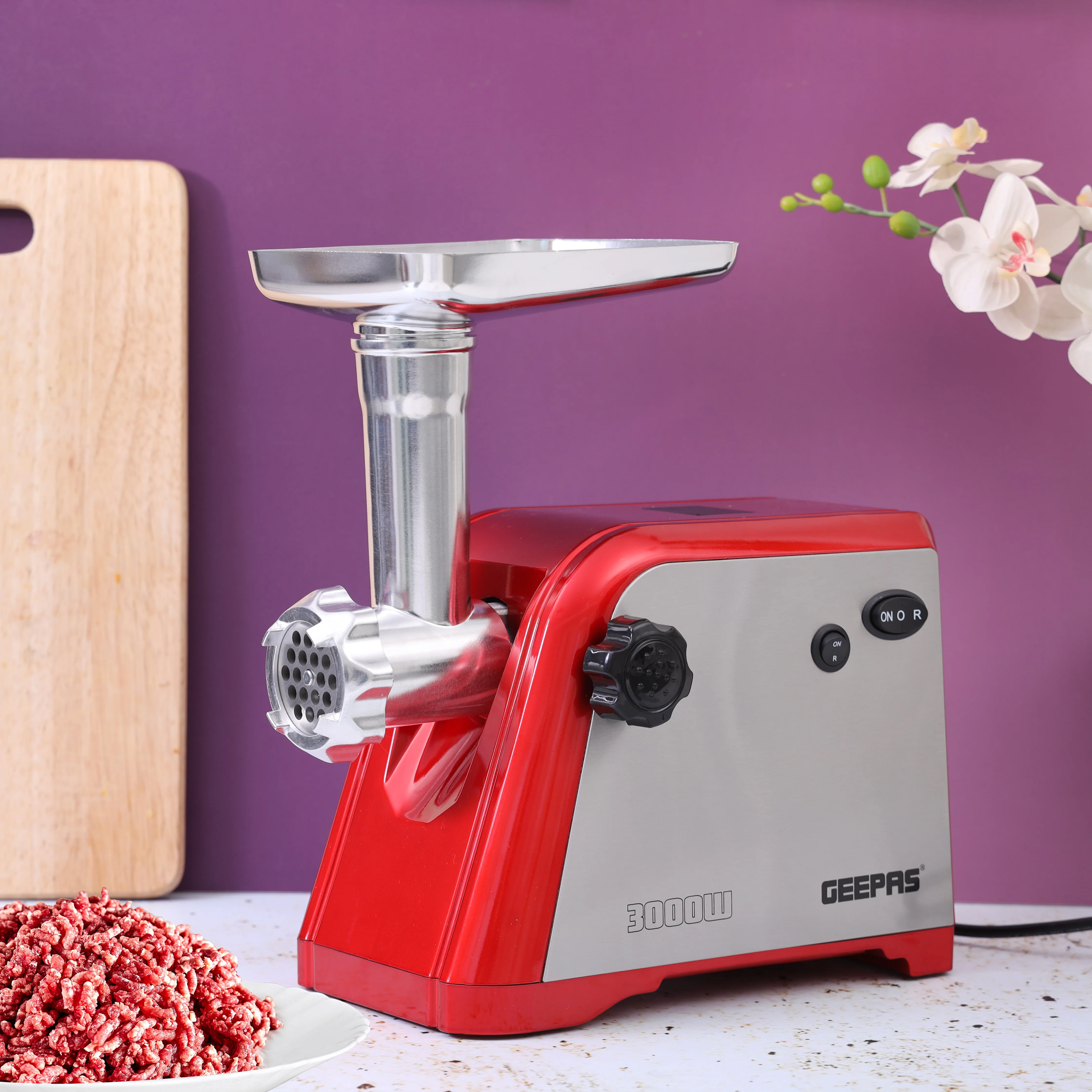 Geepas GMG1910 Stainless Steel Meat Grinder| 1600W max power, reverse function & metal gears| Durable, aluminium gearbox and 3 cutting plates for easy grinding| - Image 5