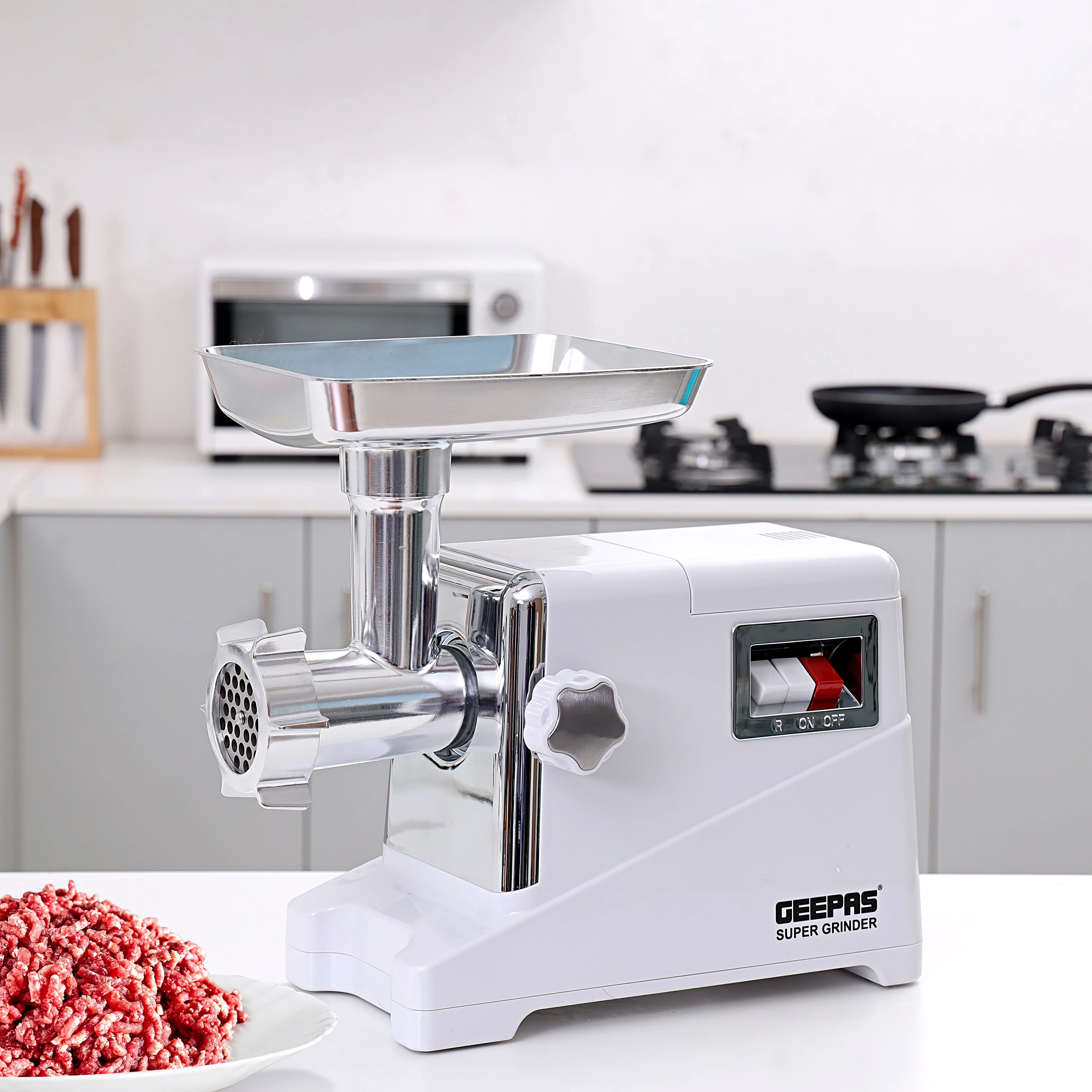 Geepas GMG1911 Meat Grinder | 1600W Powerful Motor, Reverse Function & Stainless Steel Blade| Aluminium Gearbox, 3 Cutting Plates, Sausage & Kebbe Accessories| - Image 3