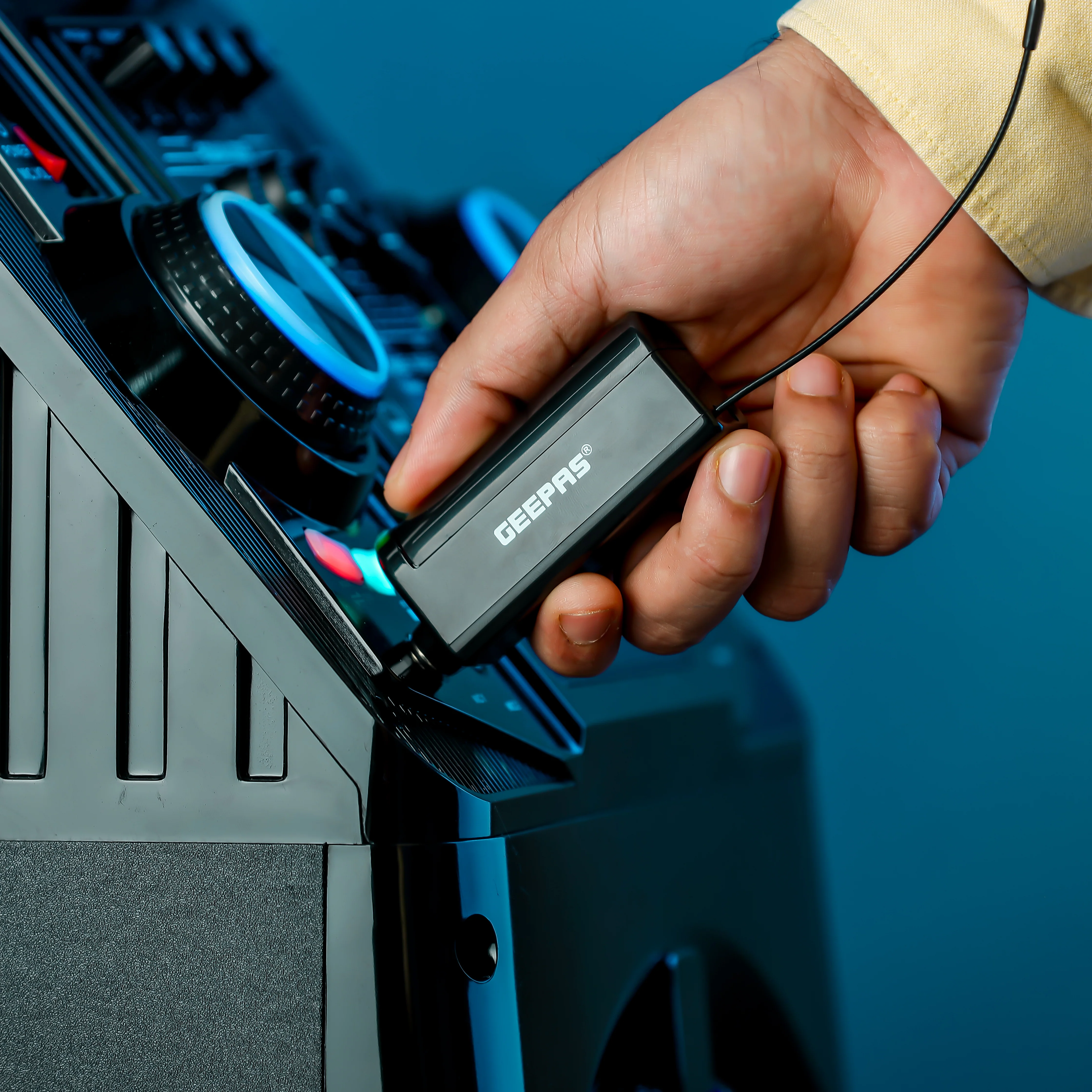 Geepas GMP15014 UHF Wireless Microphone | High Quality Sound Output with Sharp Sensitivity| Long-Distance UHF Transmission| 30 Selectable Frequencies| 2-Year Warranty - Image 9
