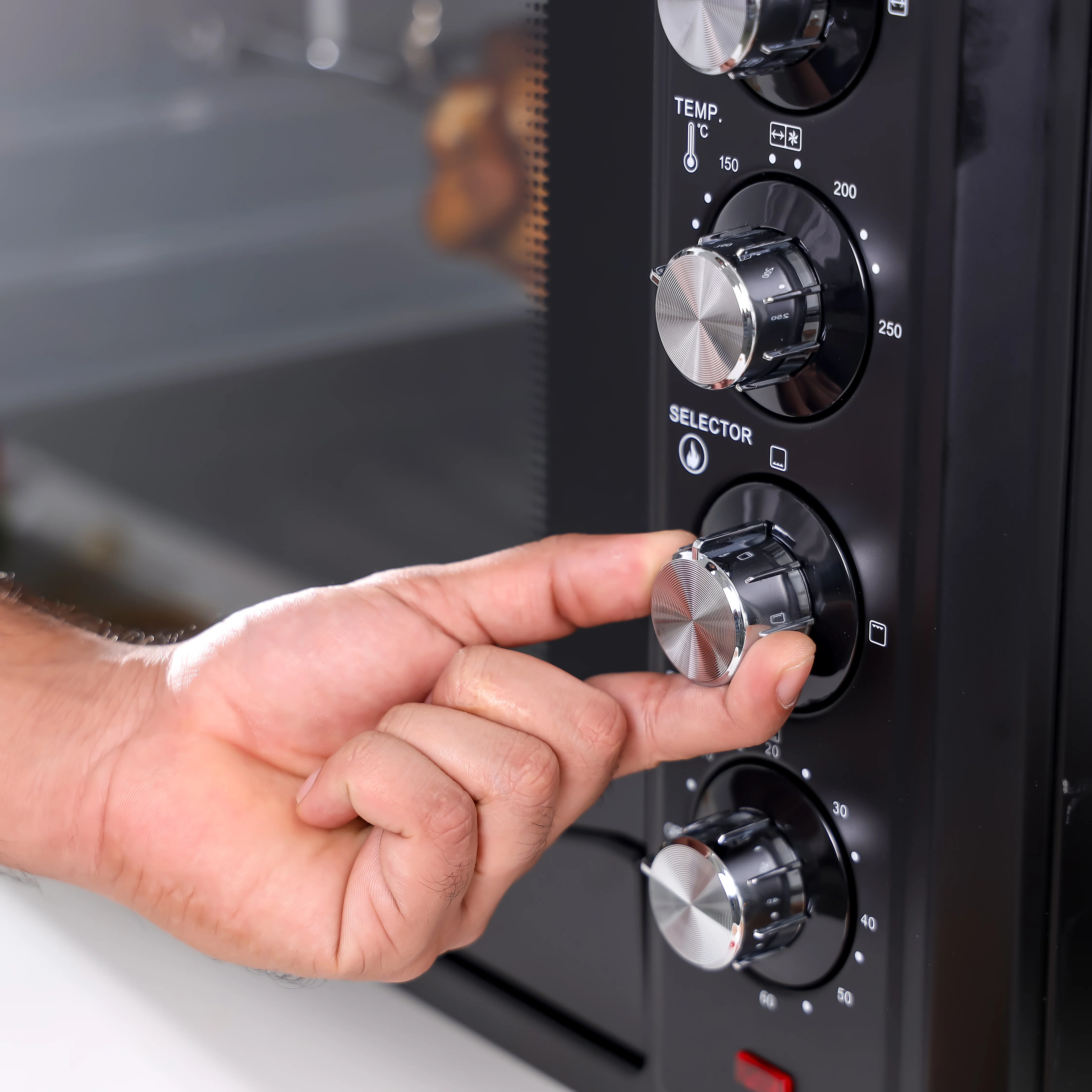 Geepas GO4401 Electric Oven 60L | Rotisserie & Convection with 2200W & 60 Minute Timer| Adjustable Temperature, Multi-Cooking Functions and Durable Body Build| - Image 4