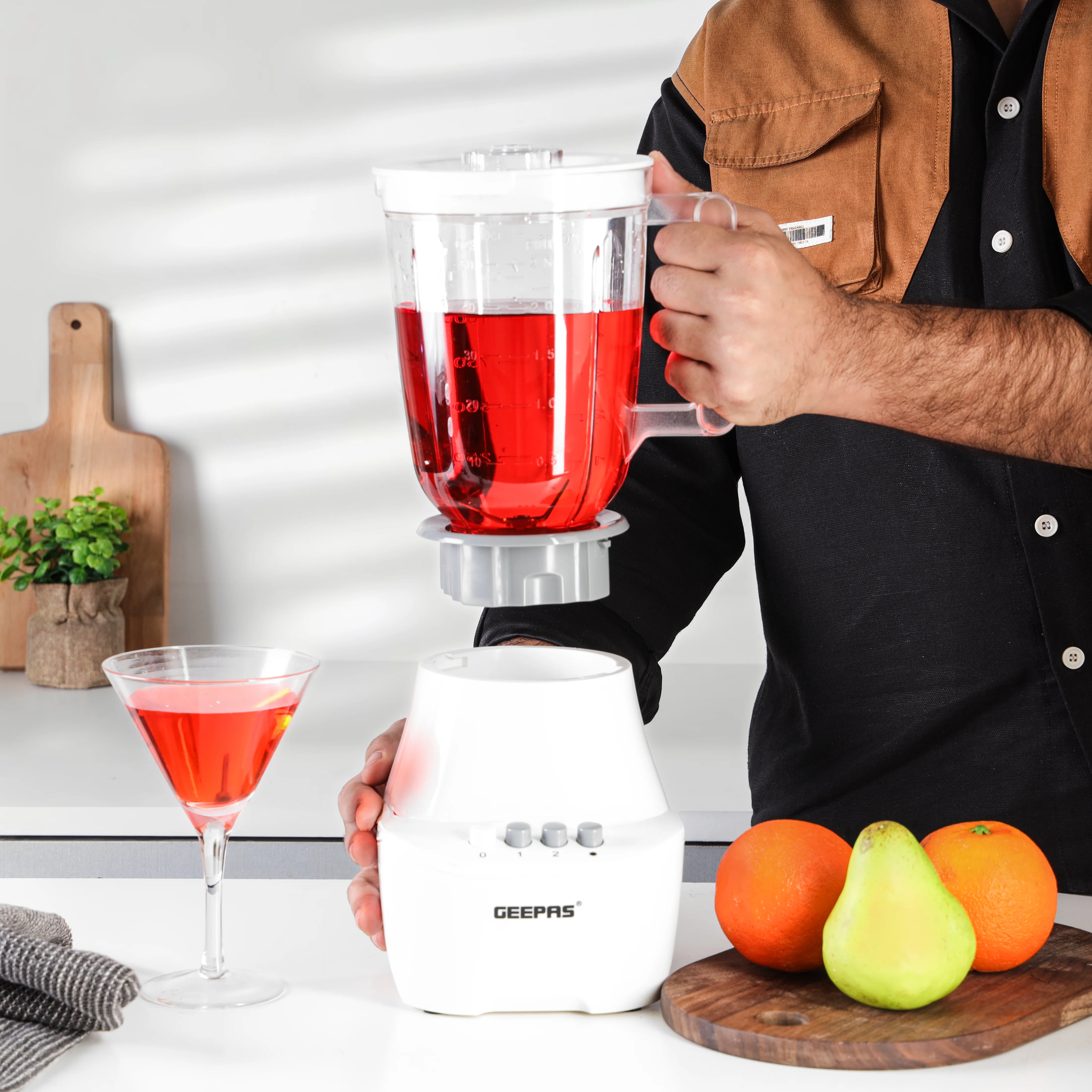 Geepas GSB6104 3-in-1 Blender | 400W Powerful Motor, 2 Speed Setting, Pulse & Transparent| Unbreakable Jars with Stainless Steel Blade & 2 Grinder Attachments| - Image 5