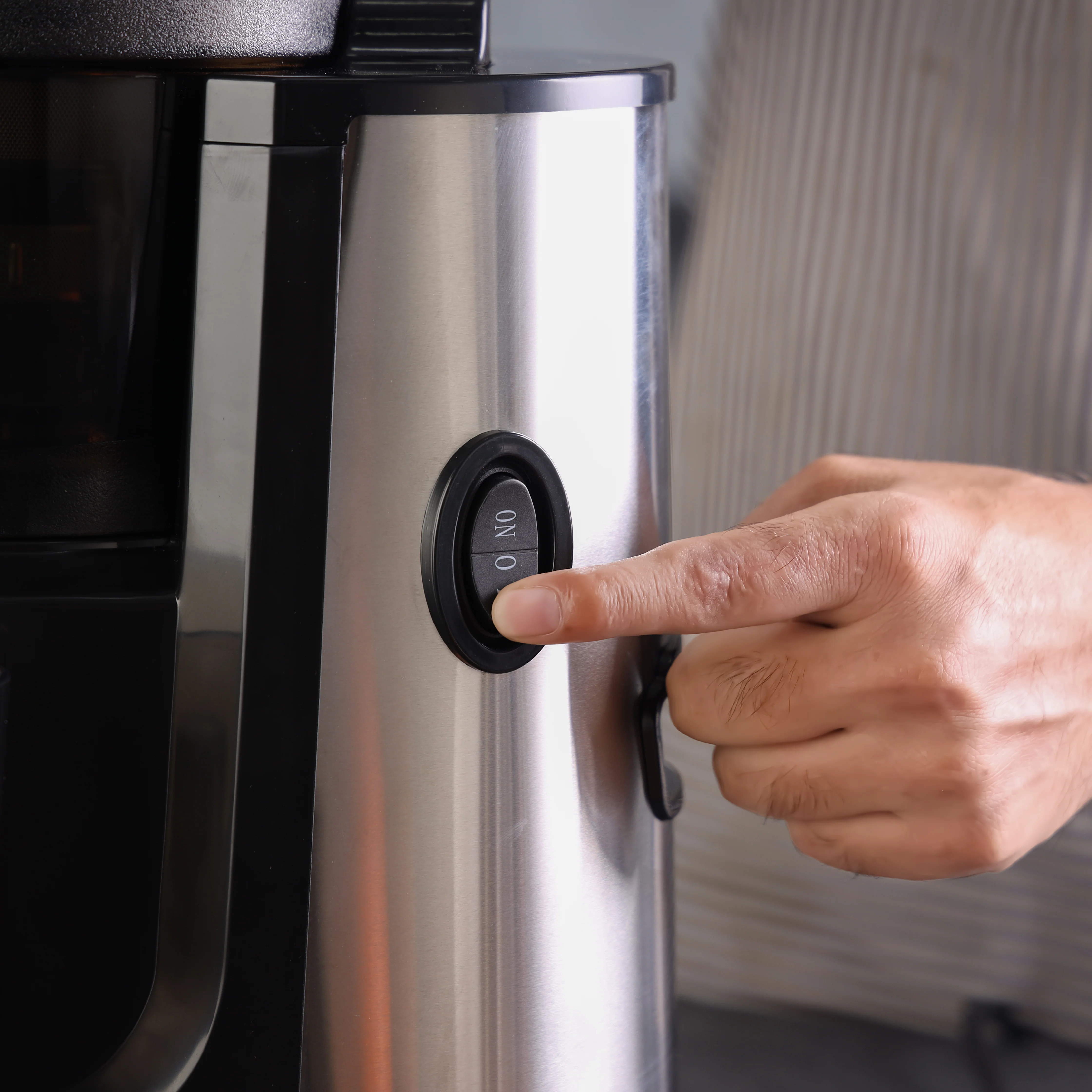 Geepas GSJ44019UK Slow Juicer| 1.0 Liter Capacity, Full Copper Motor and Overloading Safety| Juicing Machine, 140 mm Feeding Tube, Non-Slip Feet & Black Colour| - Image 5
