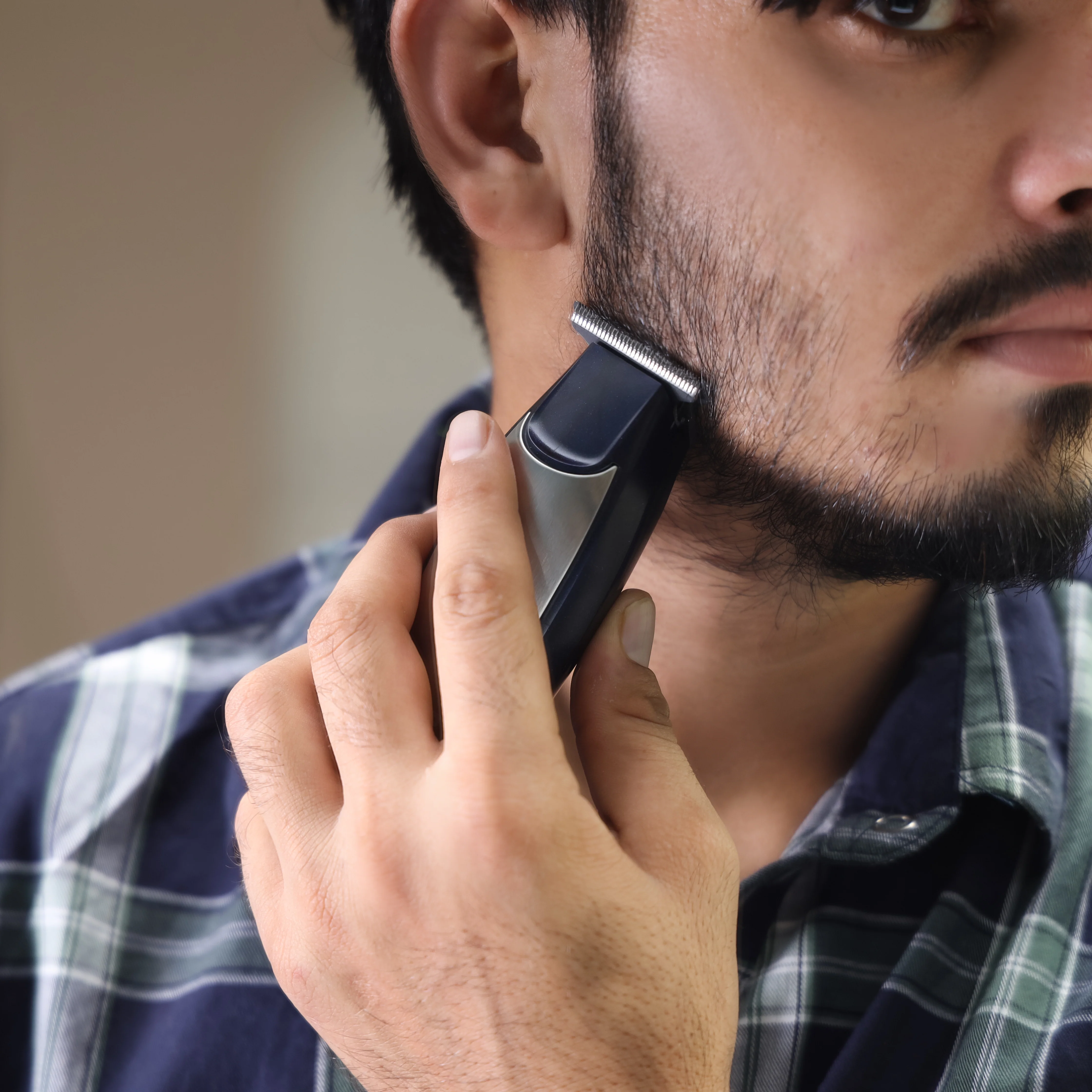 Geepas GTR56022 Professional Hair & Beard Trimmer | 60 Min Use, Zero Overlap Blades | Corded & Cordless, Low Noise, USB/DC Adaptor, Accessories | 2 Years Warranty - Image 7