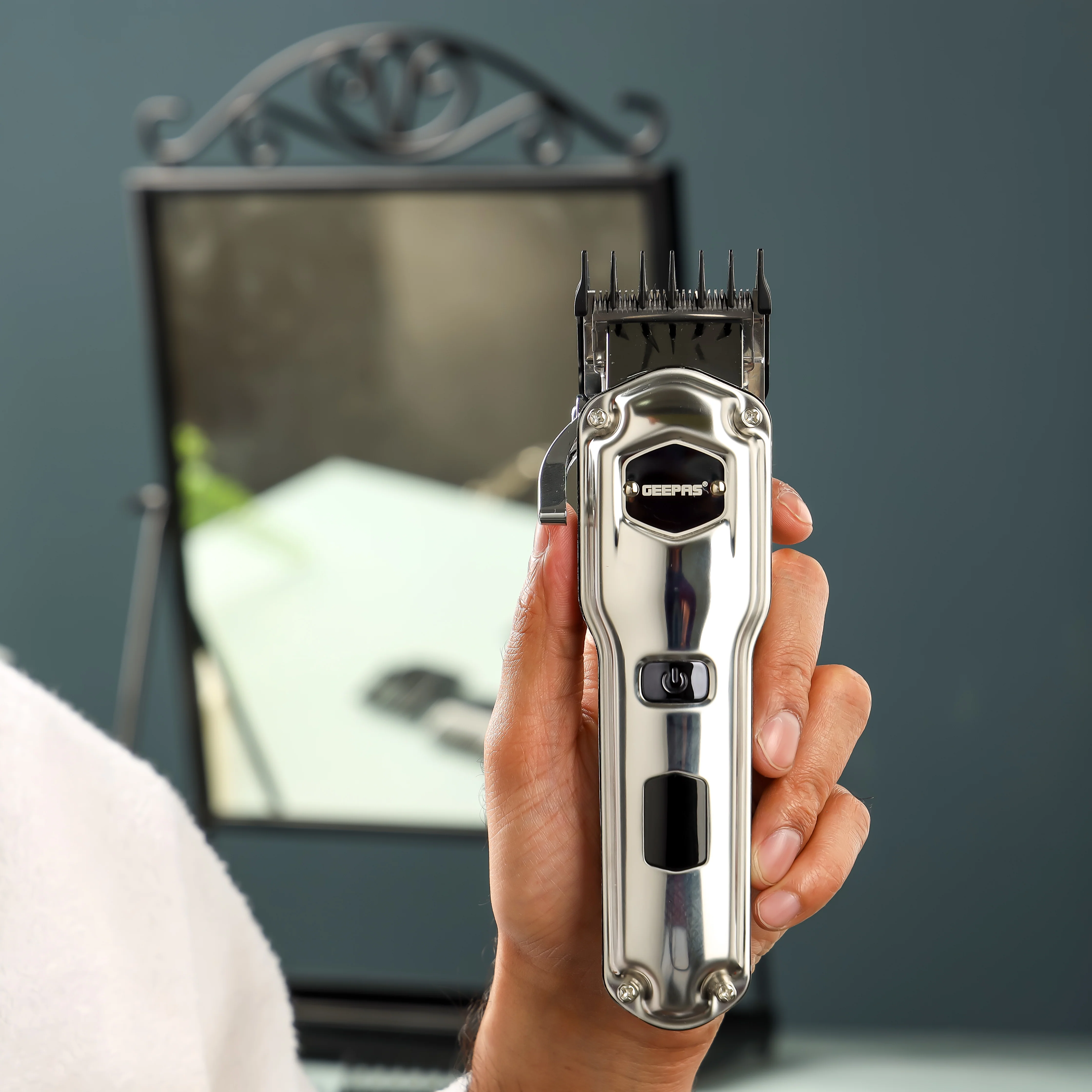 Geepas GTR57510 Cordless Rechargeable Hair & Beard Trimmer | IPX7 Waterproof |Precision Stainless Steel Blades | Adjustable Comb| Long Battery Life | 2 Years Warranty - Image 7