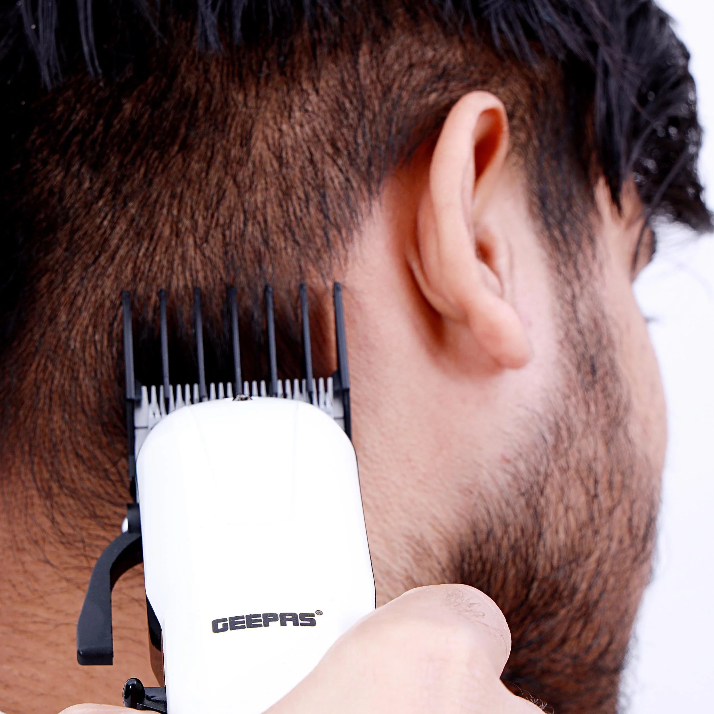 Geepas GTR8710 Rechargeable Professional Hair Clipper| 2200mAh Lithium Battery and 2 Hours Runtime| 1 Hour Fast Charging, Indicator Light and Durable ABS Body| - Image 3