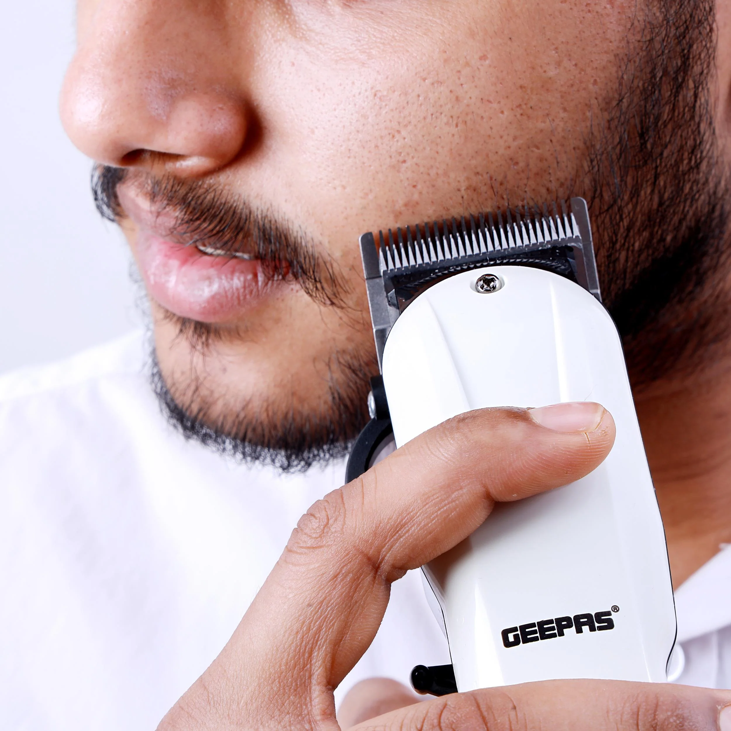 Geepas GTR8710 Rechargeable Professional Hair Clipper| 2200mAh Lithium Battery and 2 Hours Runtime| 1 Hour Fast Charging, Indicator Light and Durable ABS Body| - Image 4