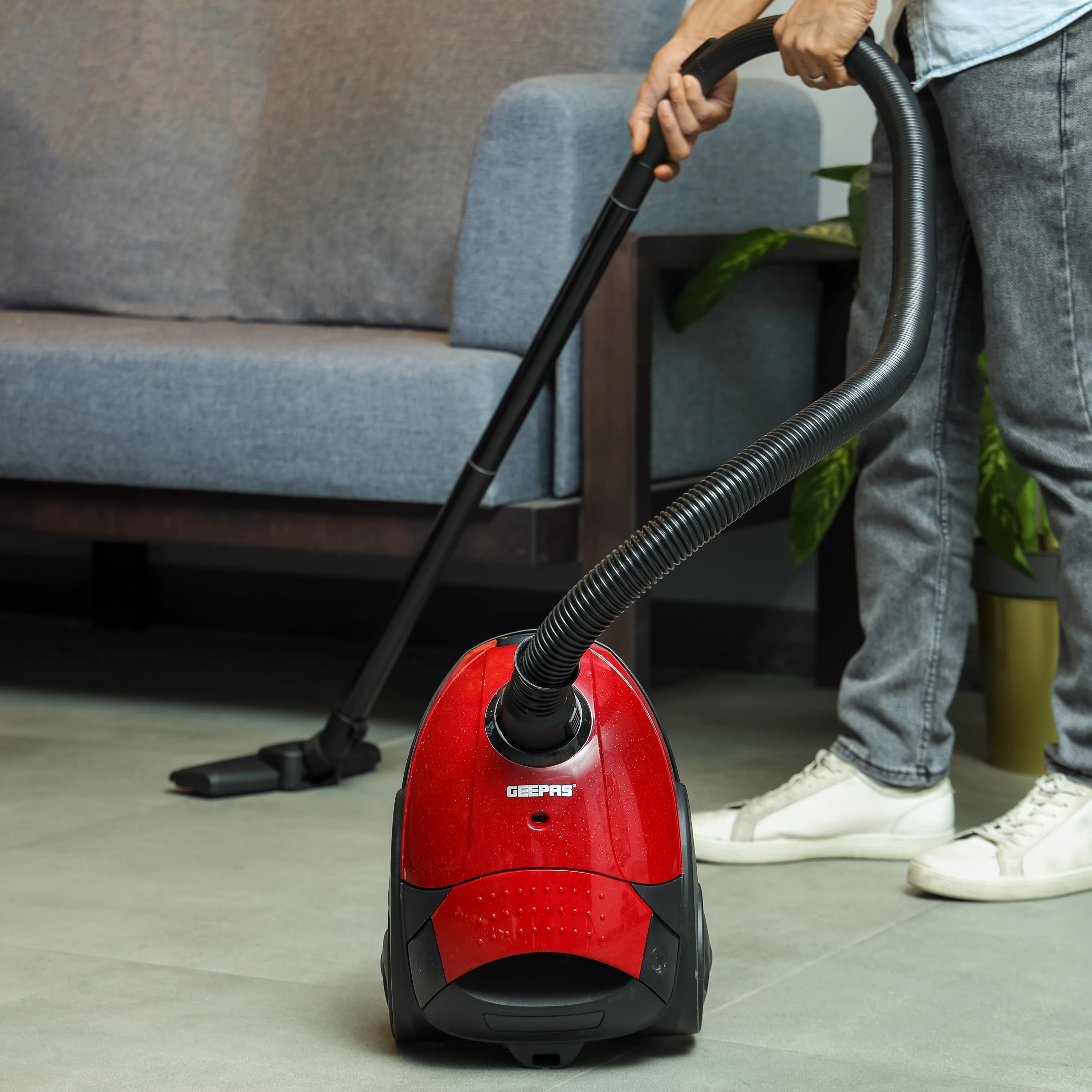 Geepas GVC2594 Vacuum Cleaner 2200W| powerful suction, 1.5L dust bag & dust full indicator| low-noise design, flexible hose & auto-rewind cord, Ideal for home | - Image 3