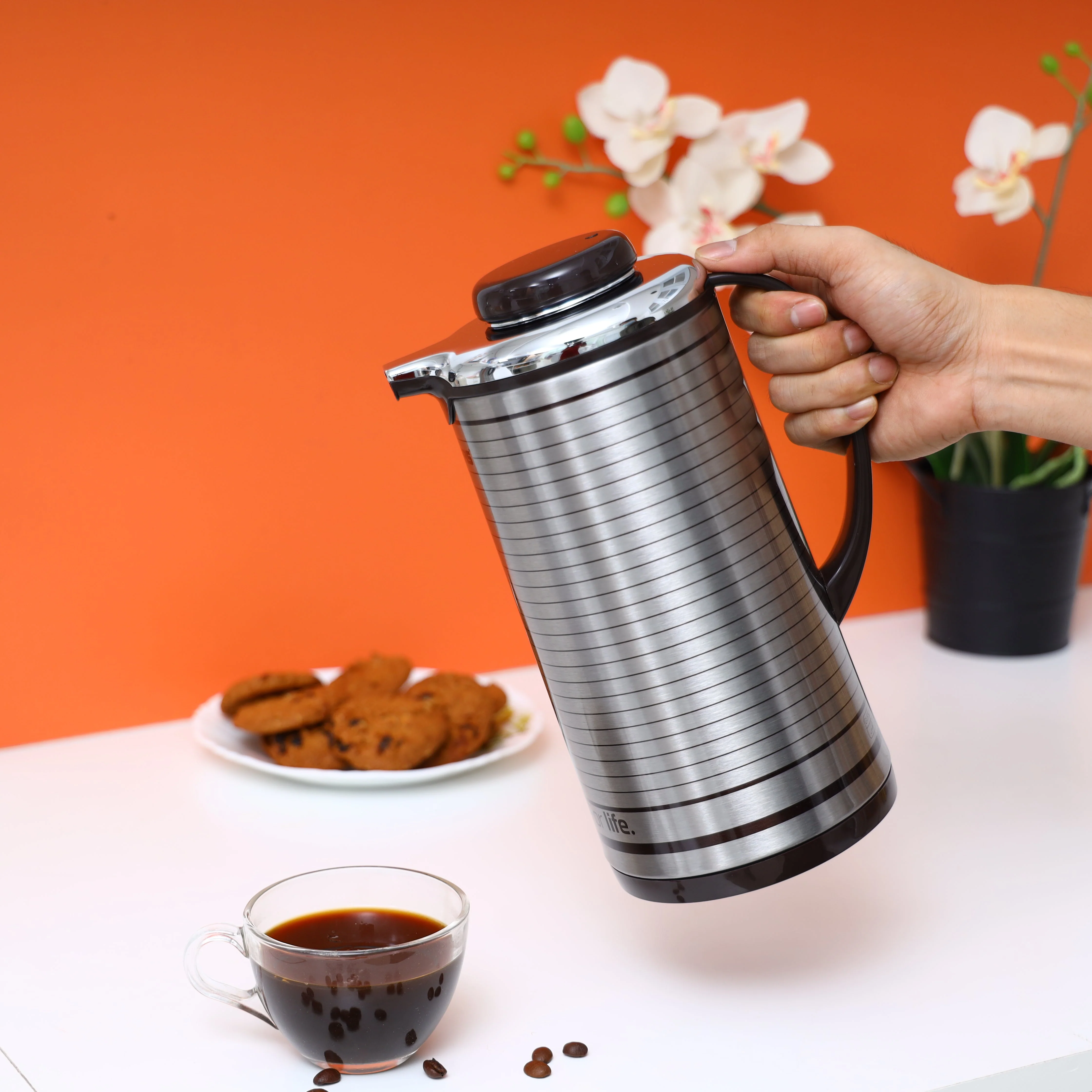 Geepas GVF5258 Vacuum Flask 1.0 Liter| Double Wall Insulation Keeps Beverages Hot & Cold for Long| Durable Stainless-Steel Body, Elegant Design & Easy to Clean| - Image 3