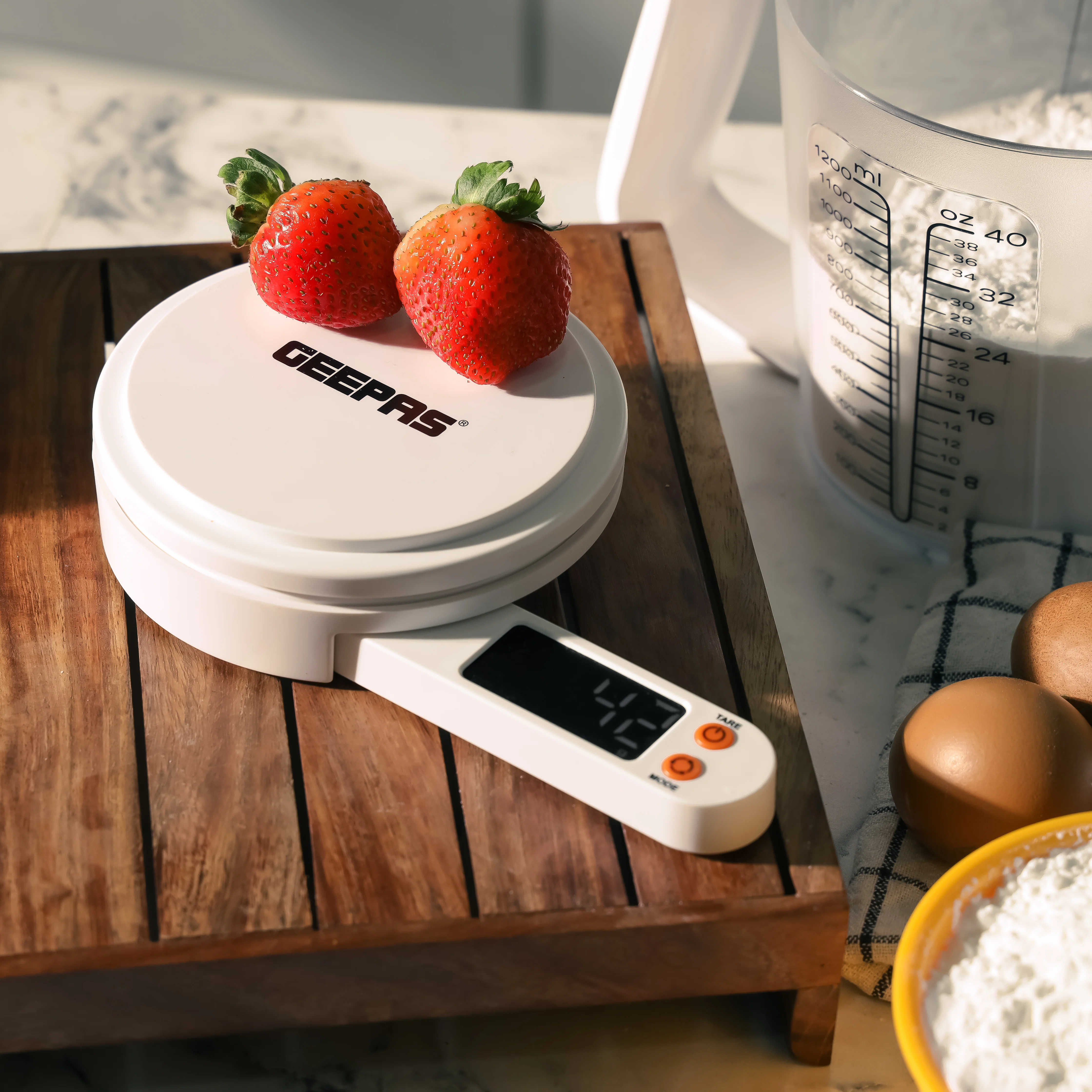 Geepas Kitchen Scale with Measuring Cup GKS46514 | LED Screen with Illuminated Digits, 5KG Capacity | Multi Units (g, oz, ml), Low Power Use | White, 2 Years Warranty - Image 7