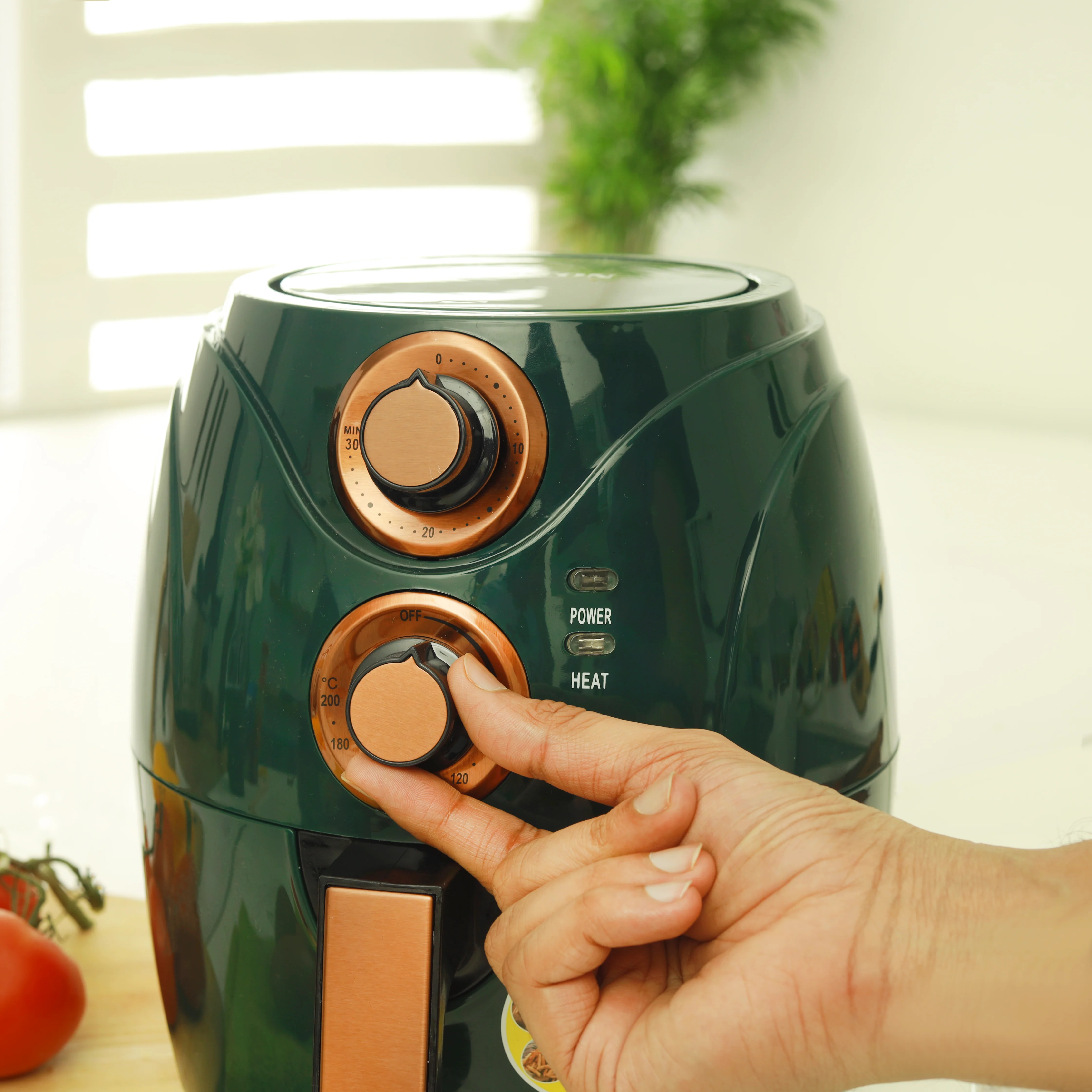 Krypton KNAF6339 2.5L Air Fryer| rapid air circulation for oil-free cooking & 100–200°C control| 30-minute timer, non-stick basket & 1200–1400W power for crispy meals| - Image 3
