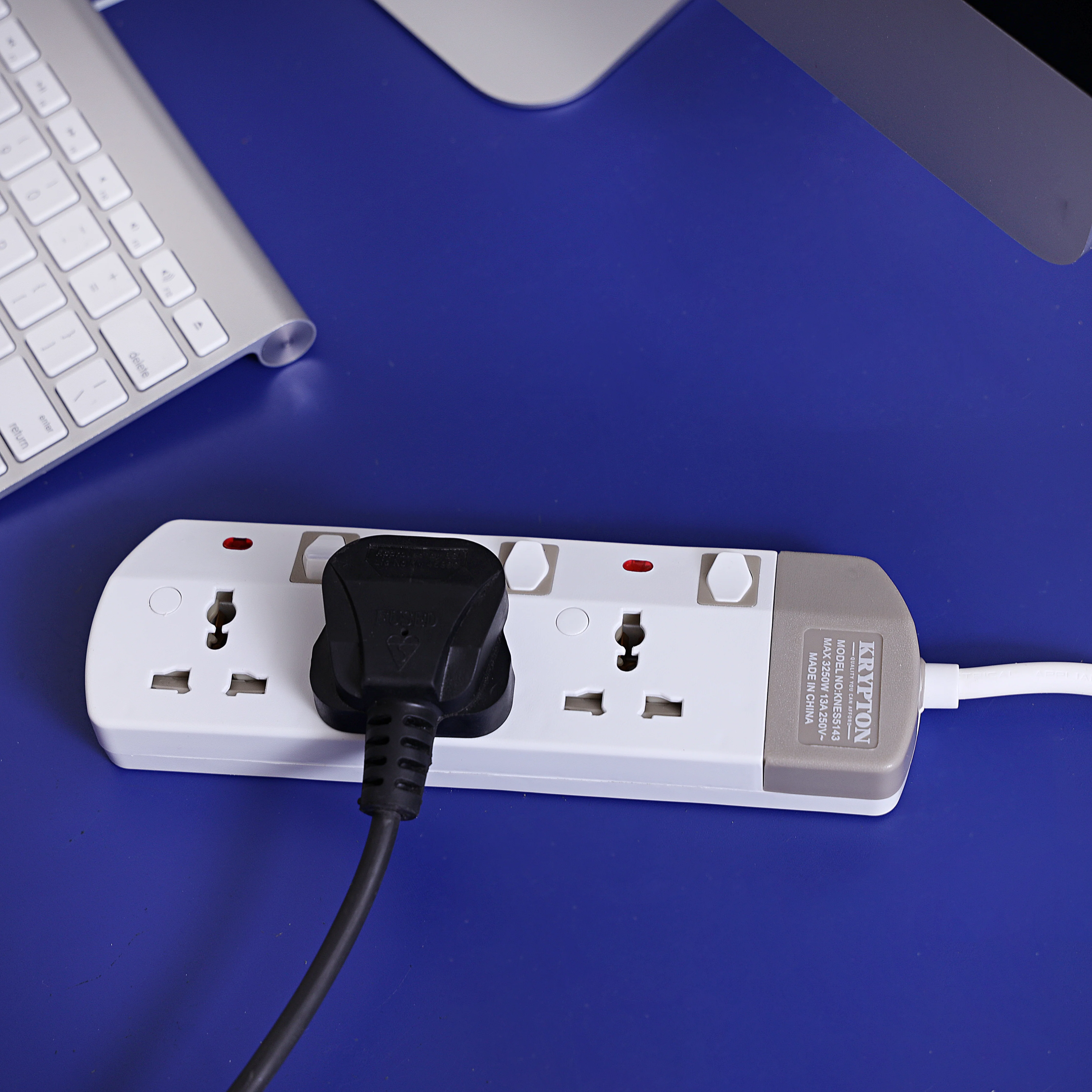 Krypton KNES5143 3-way extension socket | individual switches, 3M cord length and 13A capacity| fire-resistant, heavy-duty for efficient multi-device power use| - Image 4