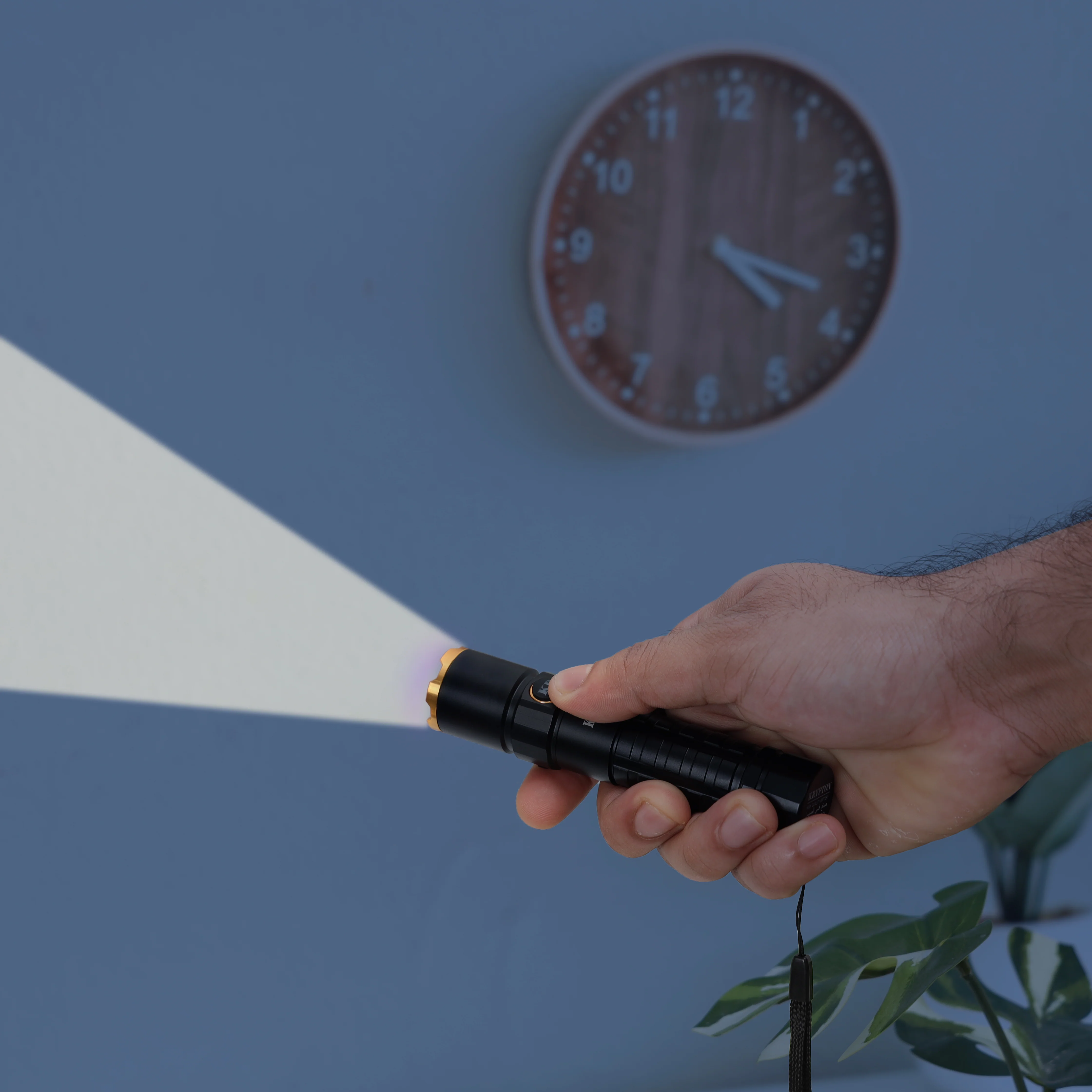 Krypton KNFL5466 rechargeable LED flashlight| 2500 lumens of powerful illumination, features a 4000mAh battery with Type-C fast charging, and a durable aluminum body| - Image 4