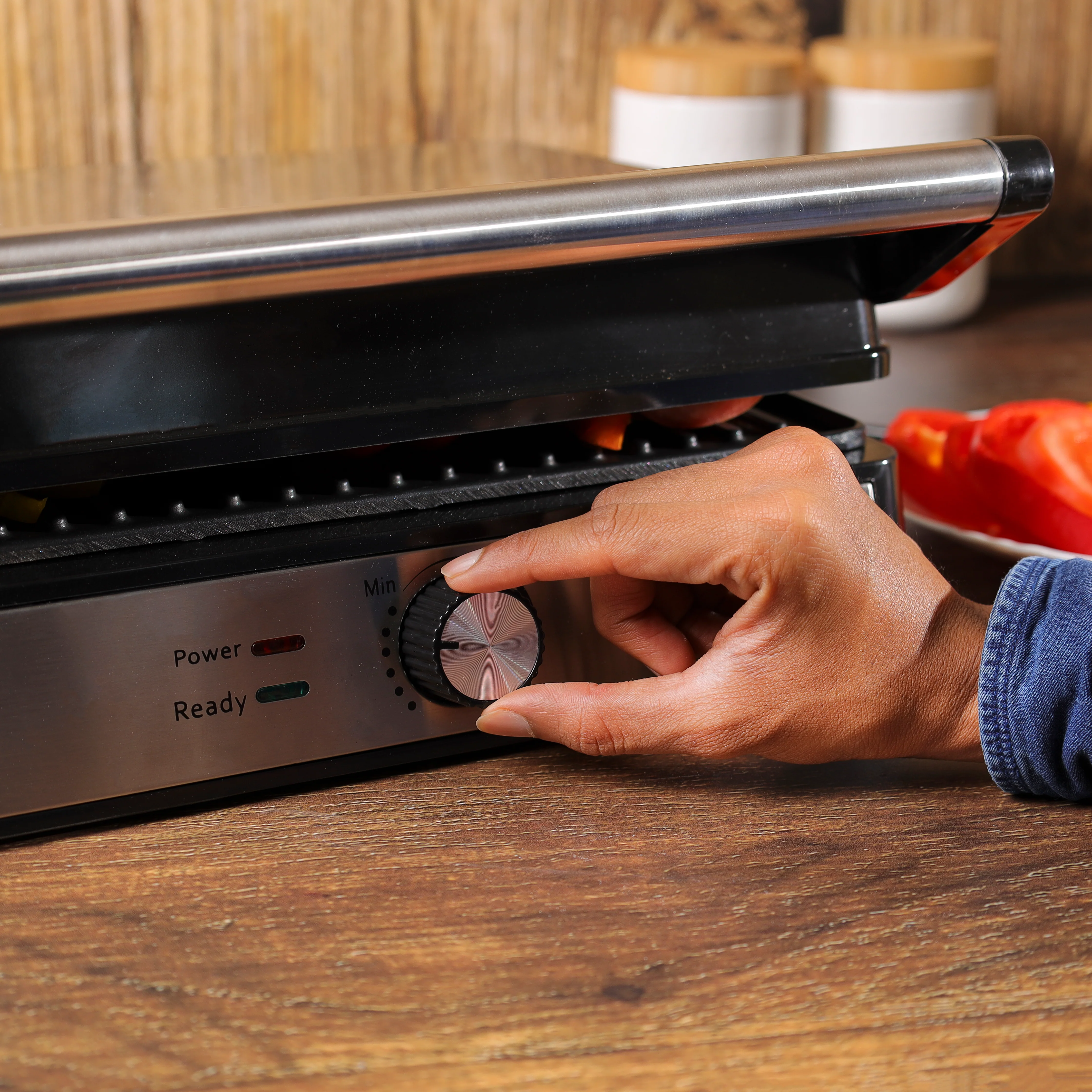 Krypton KNGM6359 4 Slice Grill Maker 2000W | 180° Open Design, Adjustable Temperature, Non-Stick Plates, Overheat Protection & Cool Touch Safe Handle for Easy Grilling - Image 4
