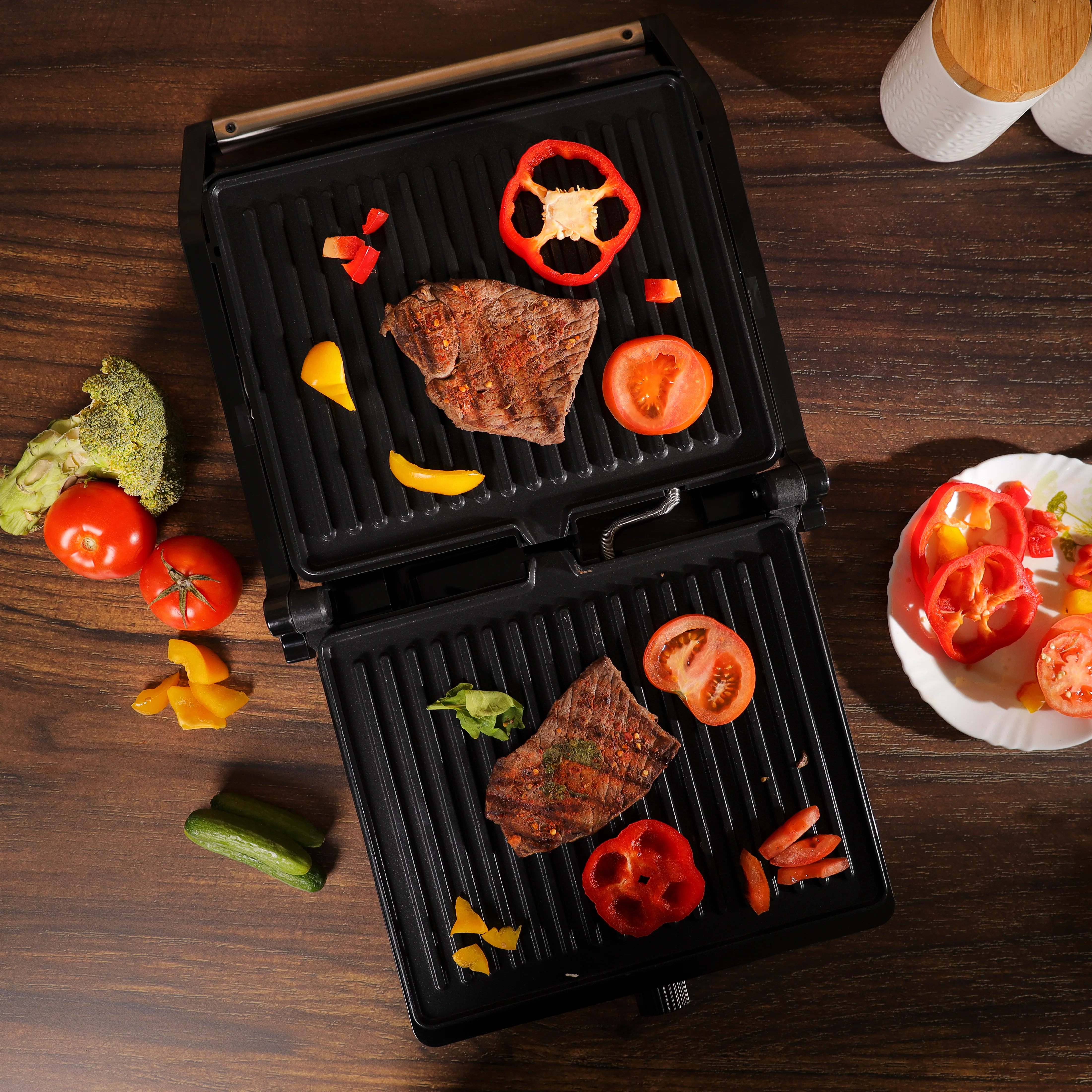Krypton KNGM6359 4 Slice Grill Maker 2000W | 180° Open Design, Adjustable Temperature, Non-Stick Plates, Overheat Protection & Cool Touch Safe Handle for Easy Grilling - Image 5
