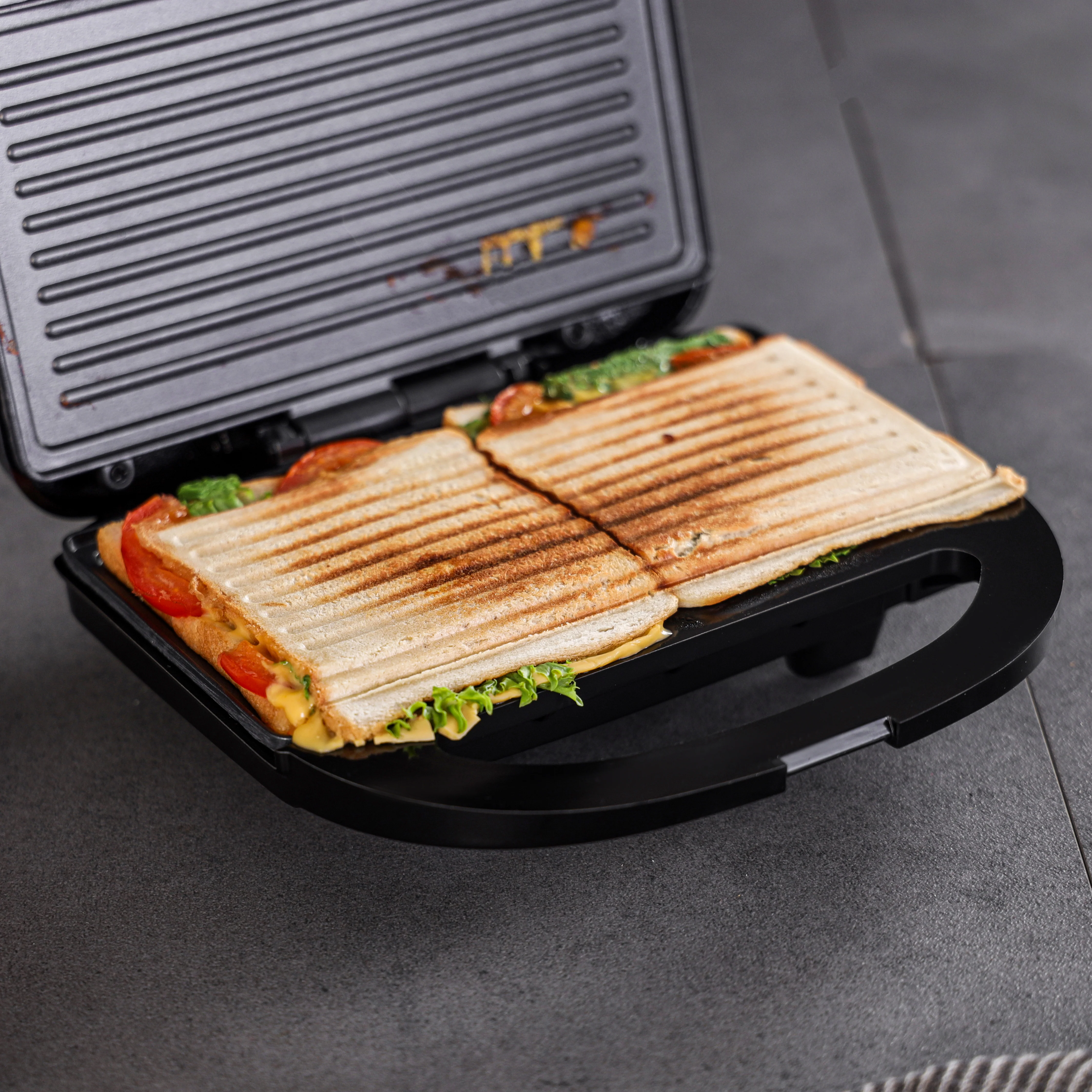 Krypton KNGM6607 Grill Maker with 750W power | non-stick grill plates for easy cooking & overheat protection| indicator lights, and a cool-touch handle for safe use| - Image 4
