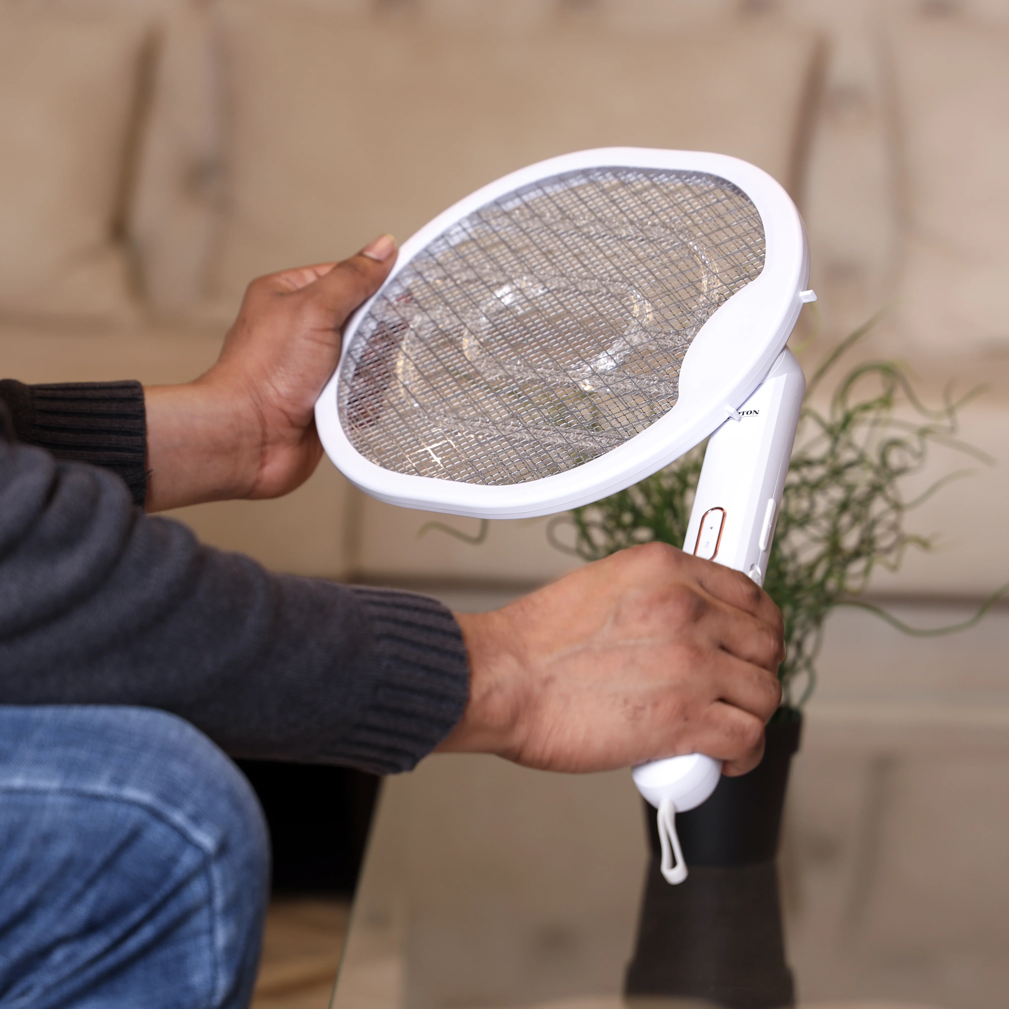 Krypton KNMB5021 rechargeable insect killer bat| 1200mAh battery, 6 high-power UV lights & USB charging| up 10 hours runtime, mosquito control indoors outdoors| - Image 3
