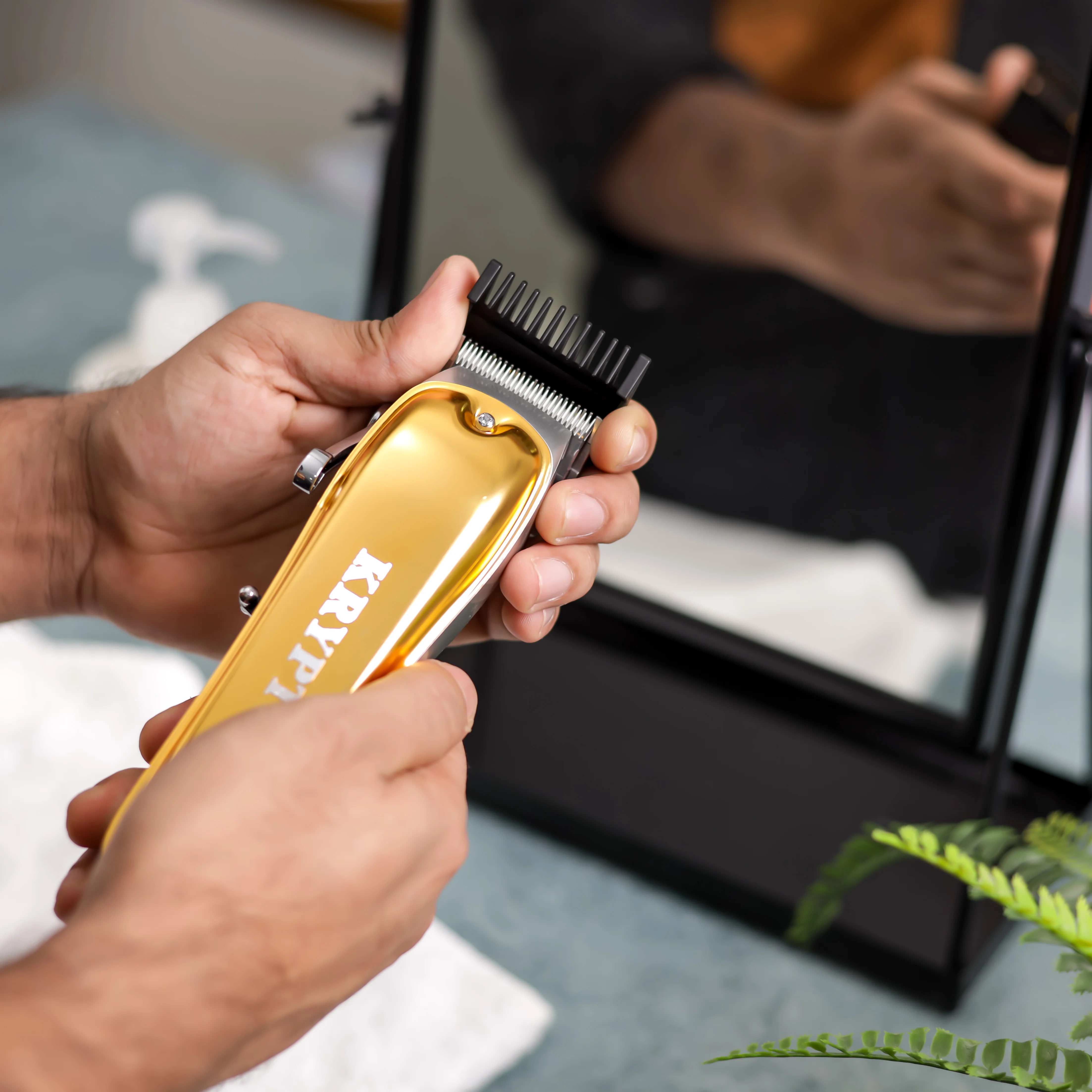 Krypton KNTR5293 Professional Hair Clipper| durable metal body & 2000mAh battery| 4 adjustable cutting lengths & up to 4 hours cordless use for precise grooming| - Image 2