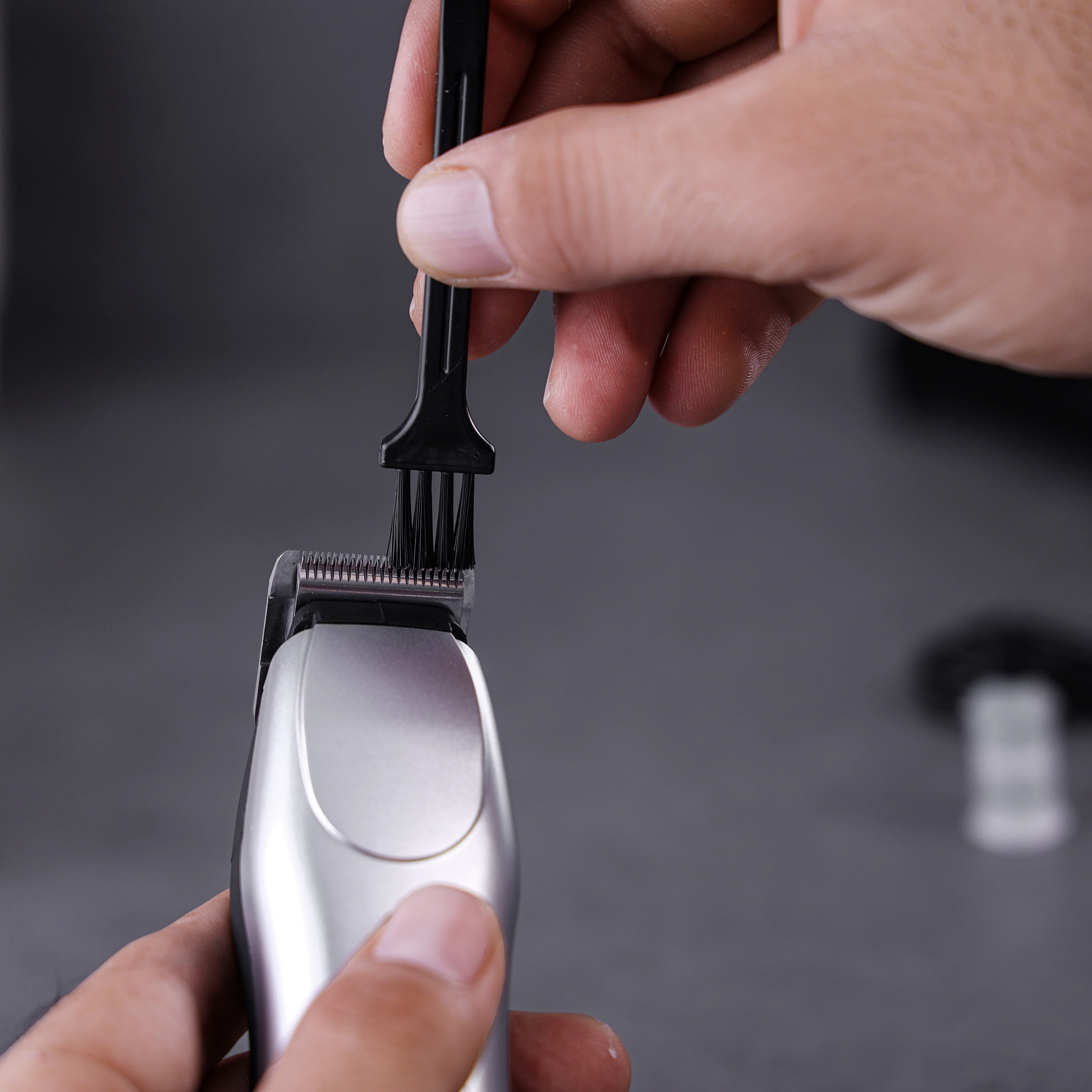 Krypton KNTR5295 Professional Hair Clipper| High-speed motor with 600mAh rechargeable battery| stainless steel blade, USB charging & multiple comb attachments included| - Image 5