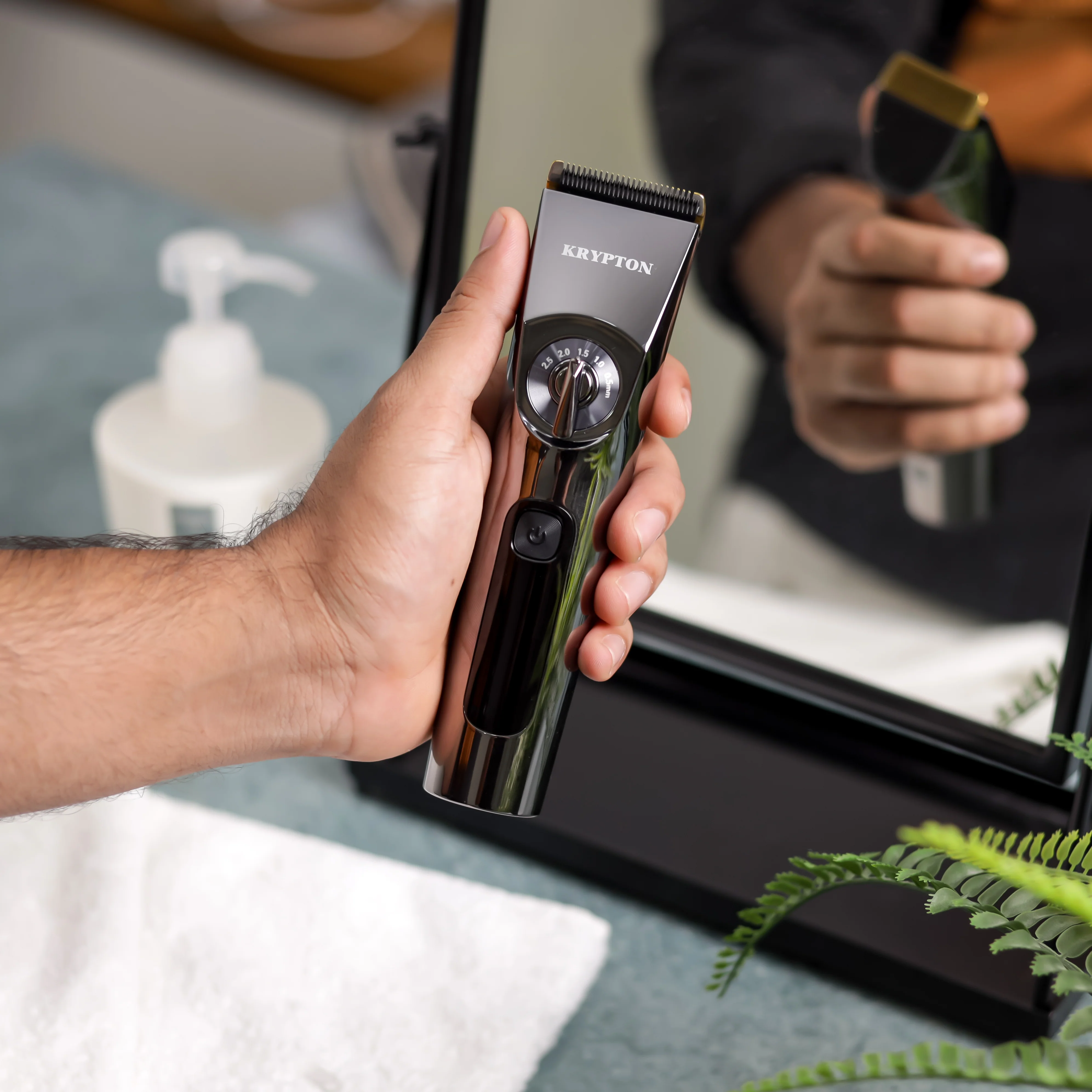 Krypton KNTR5467 Professional Hair & Beard Trimmer| IPX6 waterproof design & LED display| 2000mAh battery, fast charging, & multiple combs for precise grooming| - Image 3