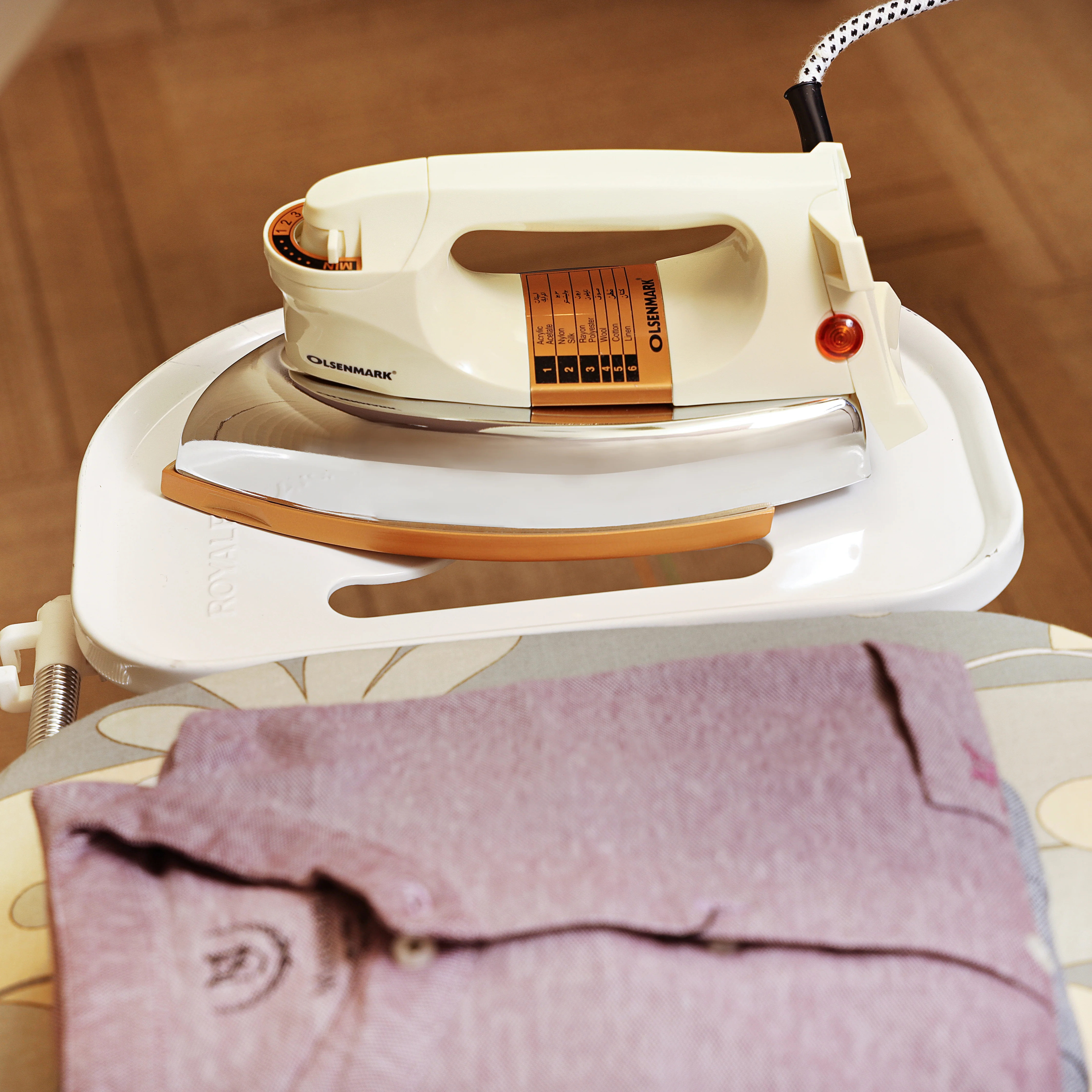Olsenmark OMDI1503 Dry Iron 1200W| 60 microns ceramic non-stick golden soleplate & temperature dial| interchangeable cord, overheating protection & auto cut-off| - Image 4