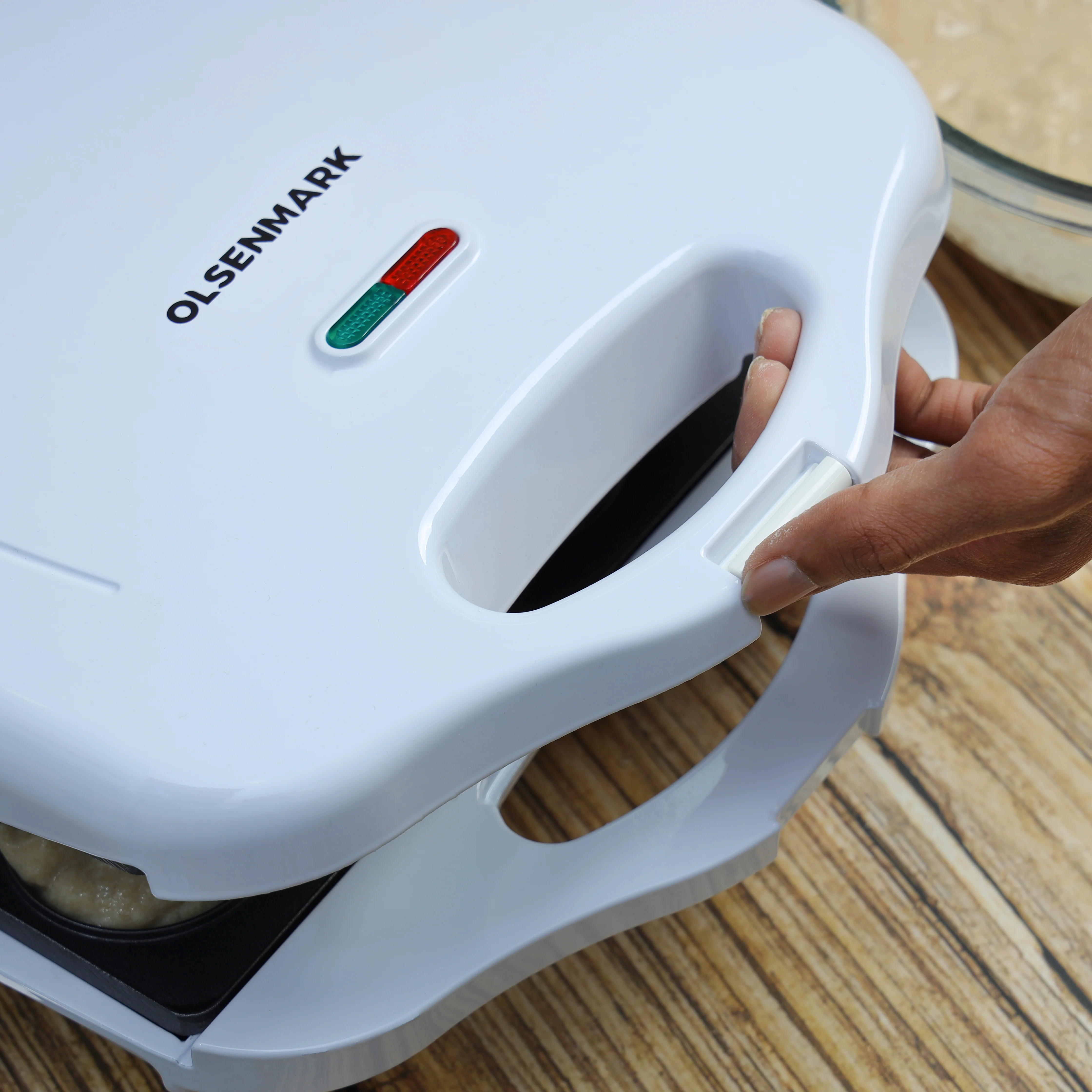 Olsenmark OMDM2489 Donut Maker| 1400W power, non-stick coating plates & 12-donut capacity| automatic temperature control, cool-touch handle, and indicator lights| - Image 5
