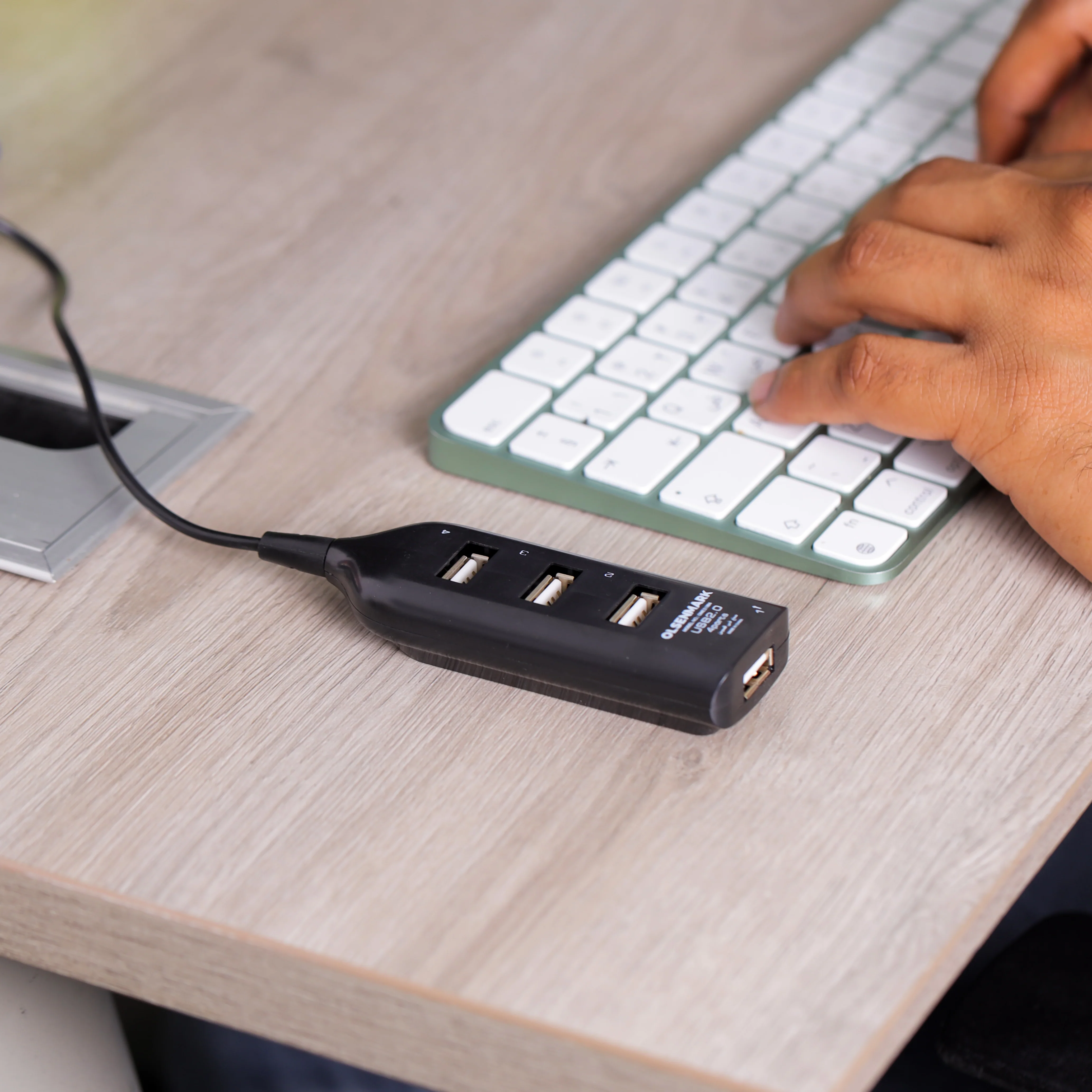 Olsenmark OMES1804 4 Port USB 2.0 Hub| High-Speed 480Mbps USB Splitter, plug & play USB hub with 4 ports| USB 1.1 compatibility, LED indicator, for laptops and PCs| - Image 2