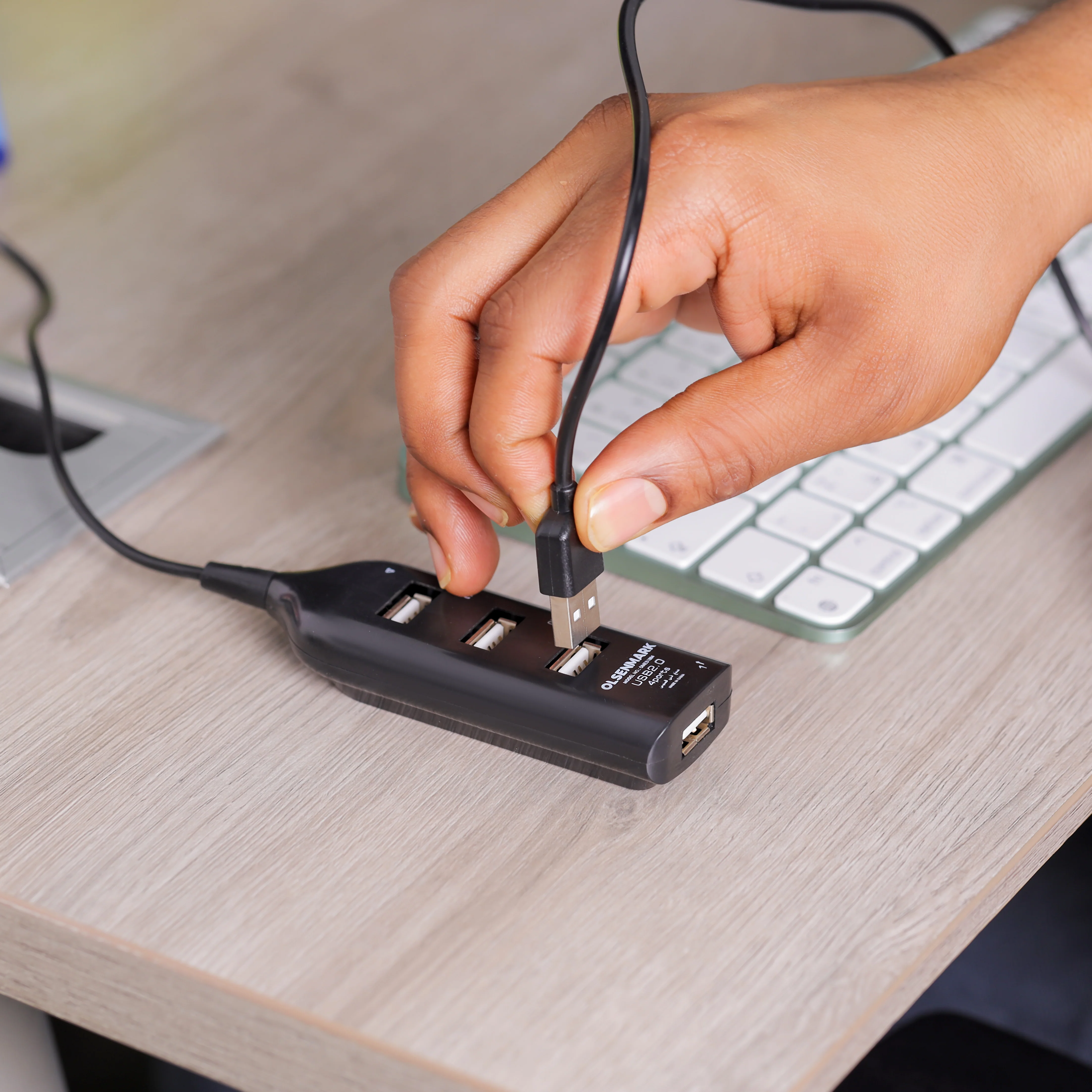 Olsenmark OMES1804 4 Port USB 2.0 Hub| High-Speed 480Mbps USB Splitter, plug & play USB hub with 4 ports| USB 1.1 compatibility, LED indicator, for laptops and PCs| - Image 5