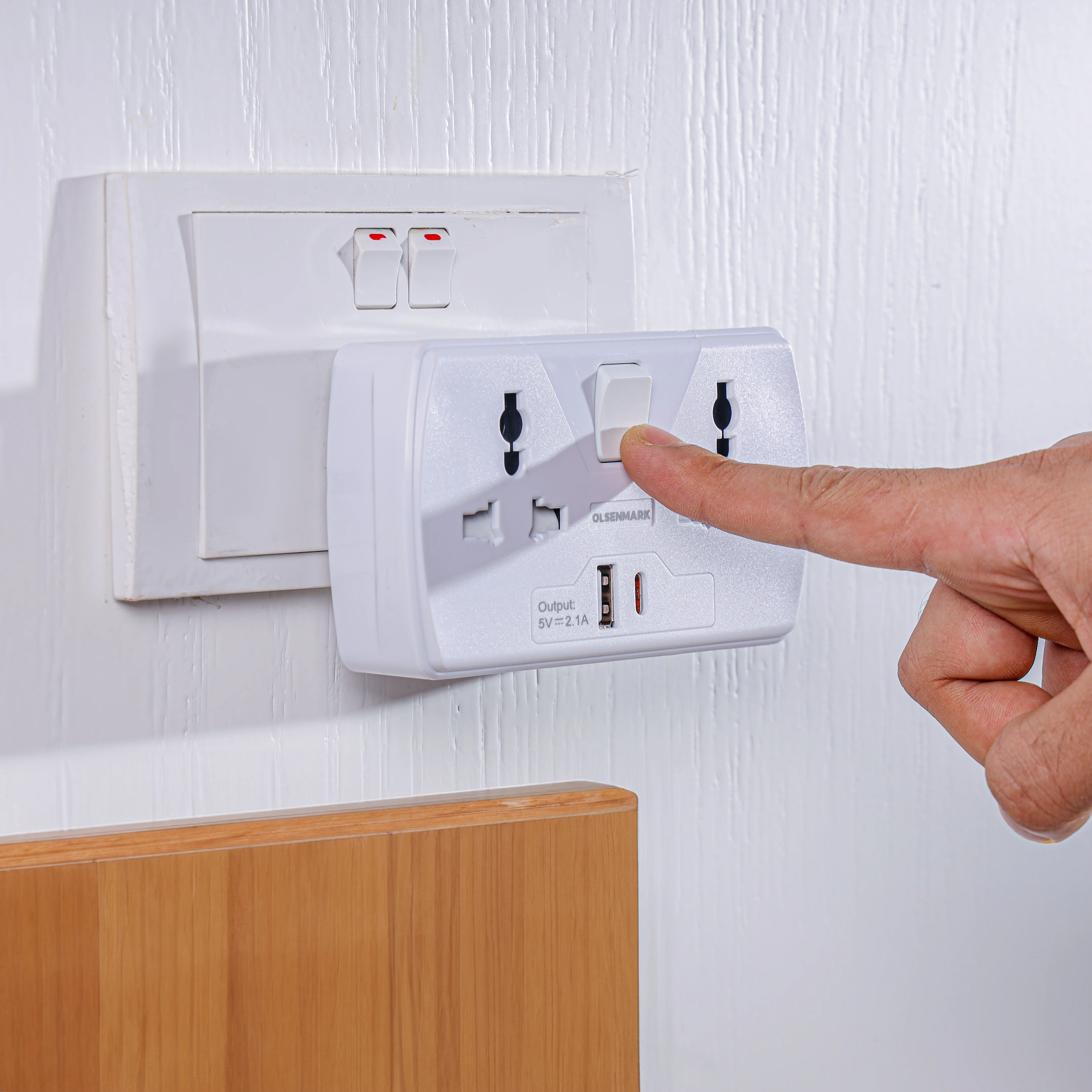 Olsenmark OMES1886 2 Way Multi Adaptor| 2 USB ports with supports 220–250V, 13A & max 3250W load| dual universal sockets & 5V–2.1A USB output for convenient charging| - Image 3