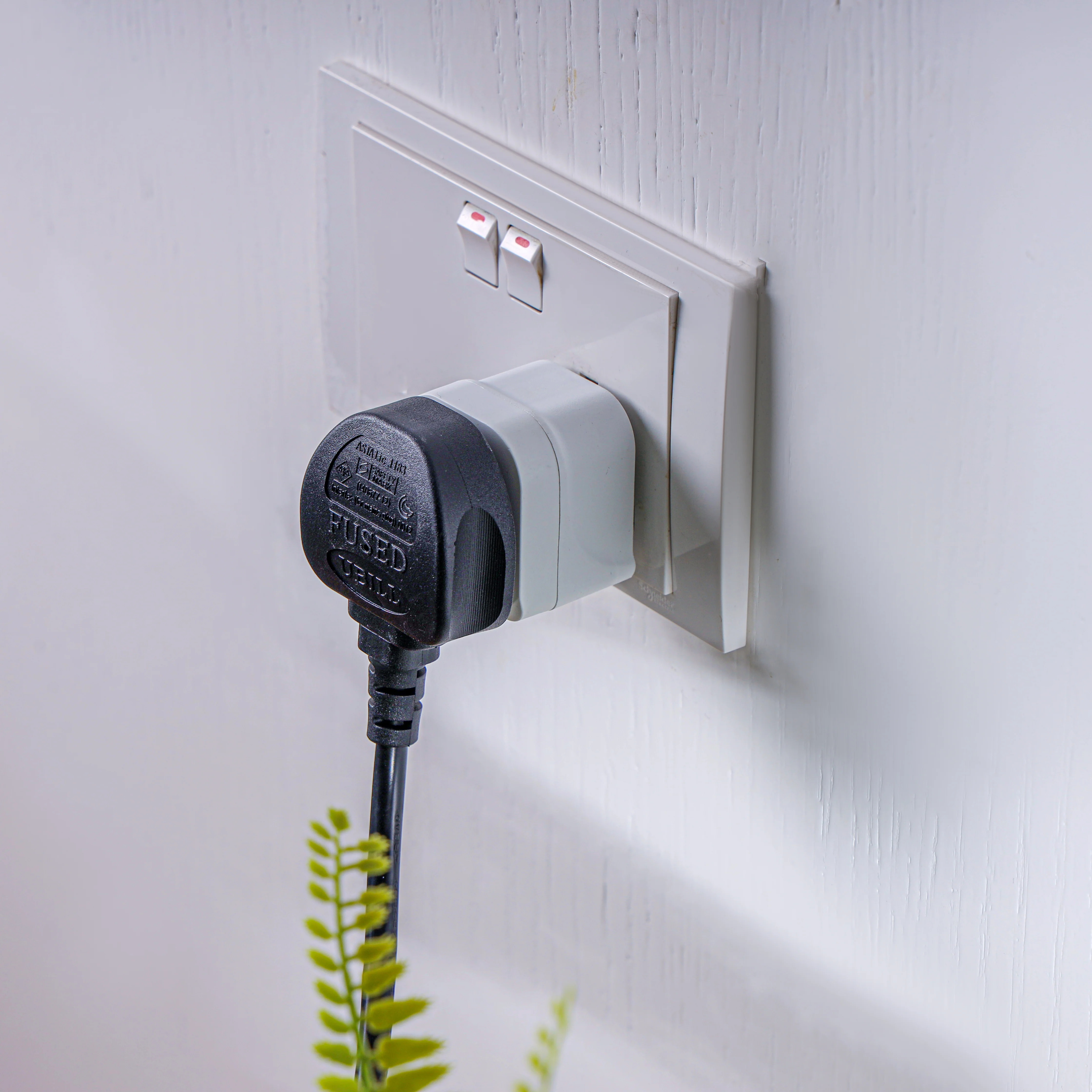 Olsenmark OMES1887 UK Pin to Universal Adaptor Plug| 13A 250V capacity, durable PP housing & copper pins| power adapter for connecting universal plugs to UK sockets| - Image 5