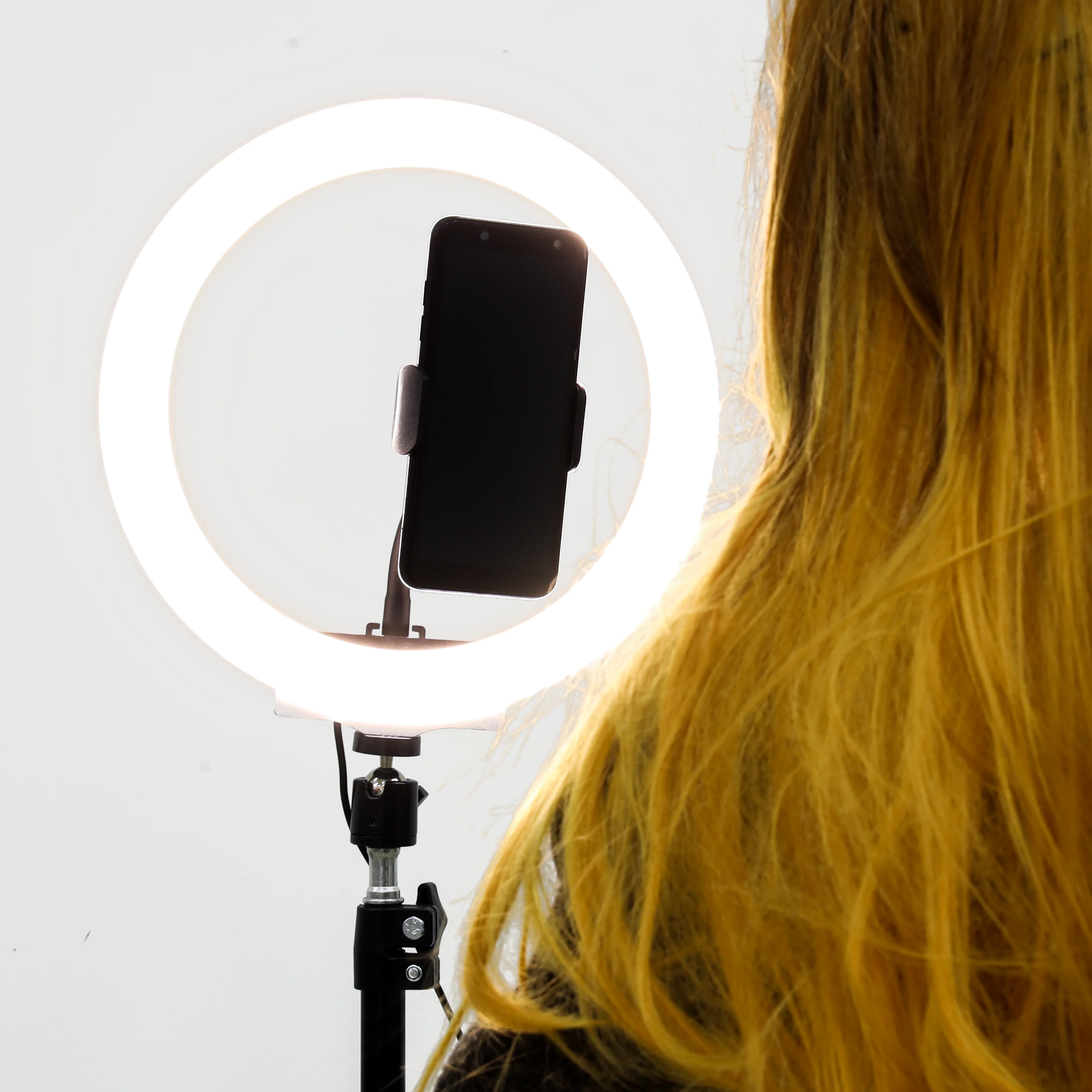 Olsenmark OMESL2793 LED Ring Light | 12W bright lighting with 26cm ring size| 120 LED chips and adjustable 2700K-7000K CCT, ideal for vlog, makeup & studio use| - Image 2