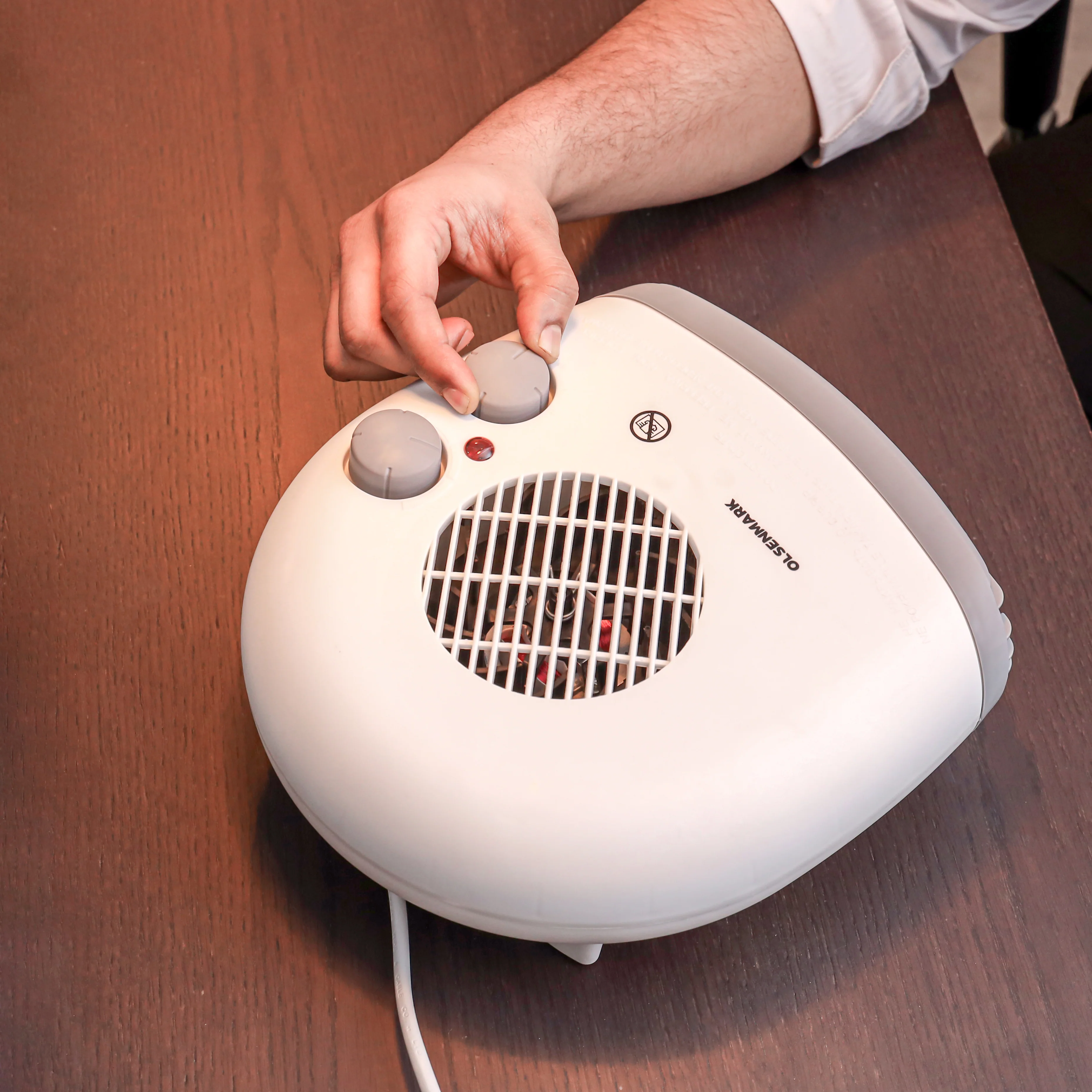 Olsenmark OMFH1736 Fan Heater 2000W | fast heating with fan/warm/hot mode selection| adjustable thermostat control with overheat protection and indicator light - Image 3