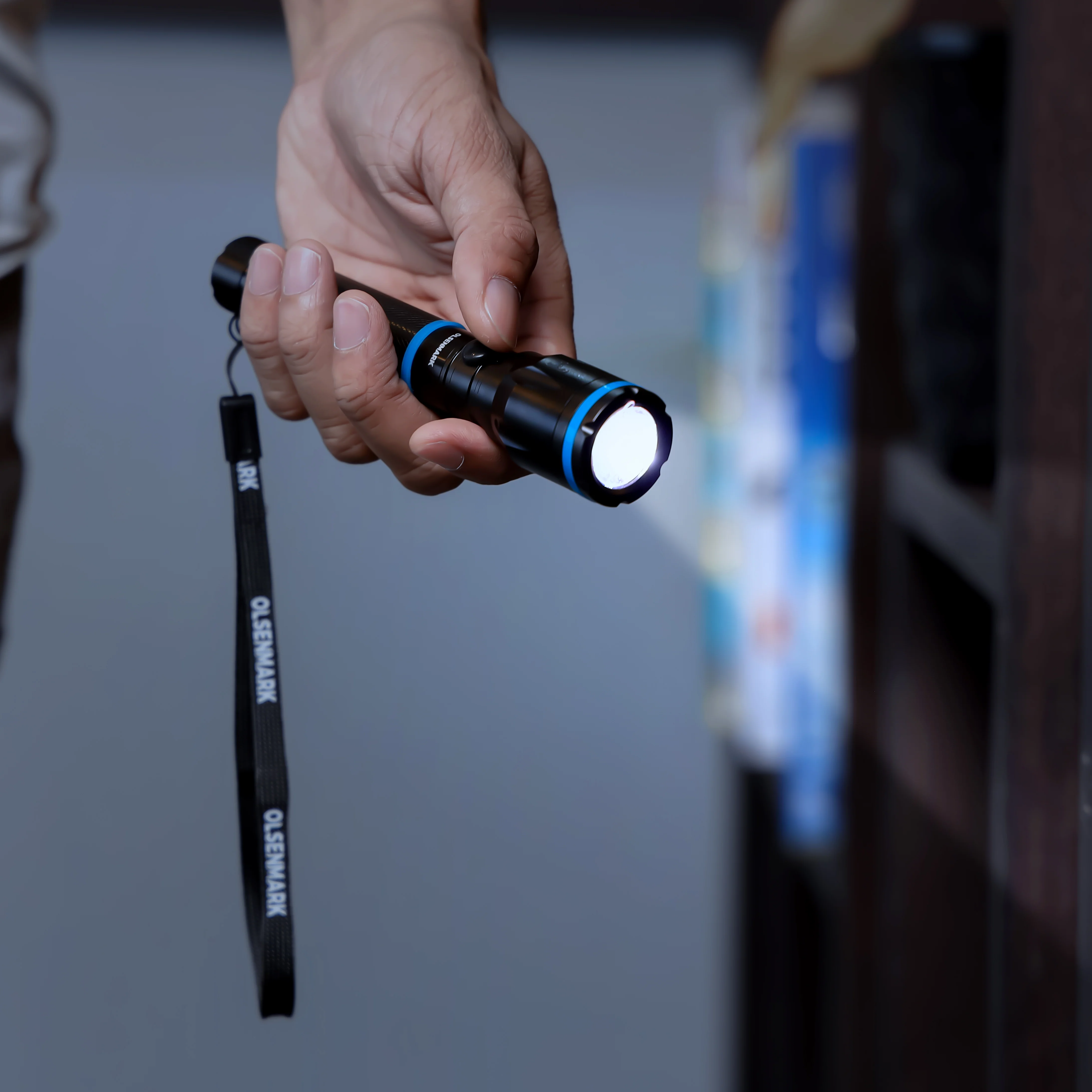Olsenmark OMFL2800 Rechargeable LED Flashlight| 4W Cree XML T6 LED, aircraft aluminium alloy body| waterproof design, 800mAh battery and high-lumen 3-in-1 torch| - Image 3