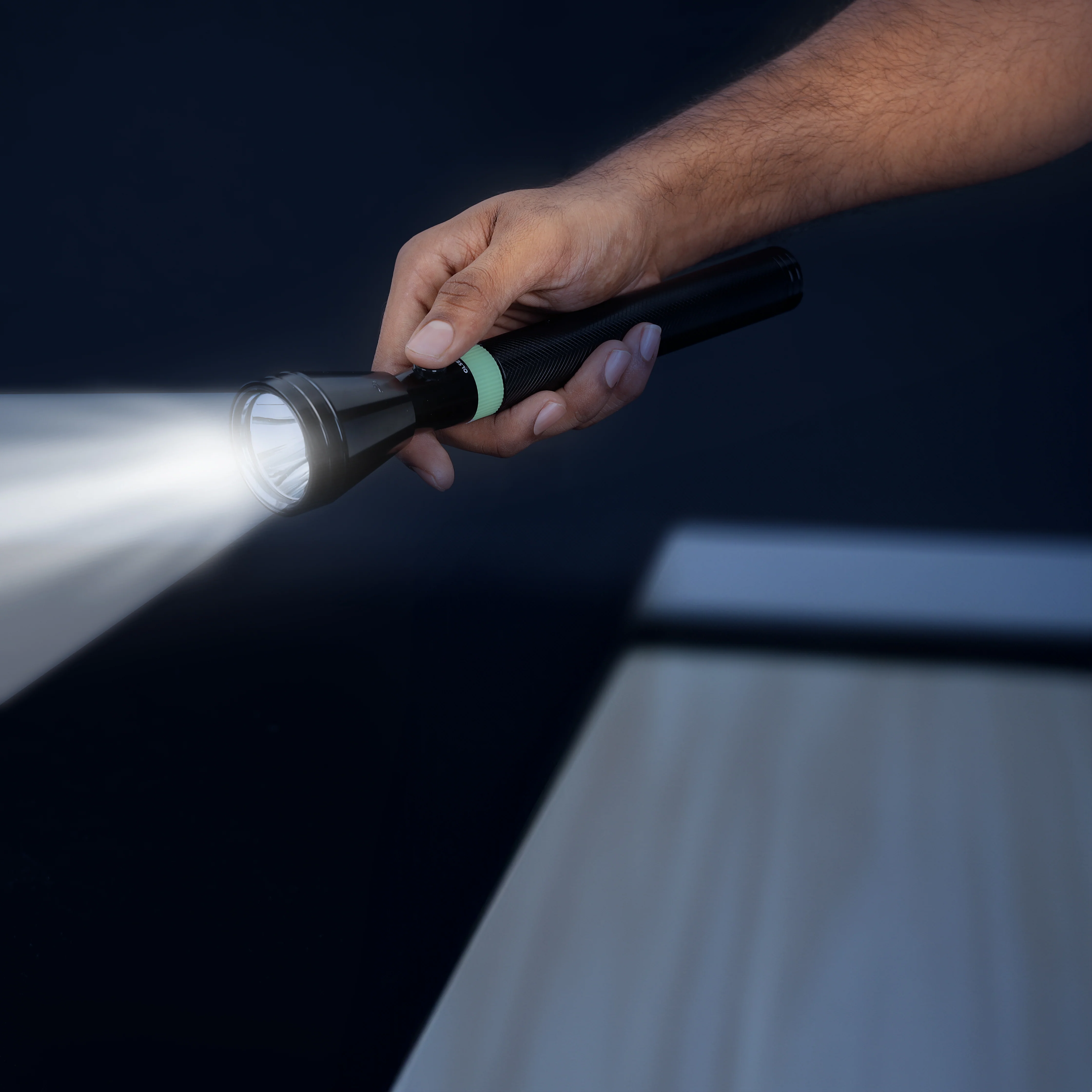 Olsenmark OMFL2821 Rechargeable LED Flashlight | 2-in-1 with 5W Cree LED torch and 4000mAh Ni-Cd battery, aircraft aluminum body, high lumen rechargeable light| - Image 2