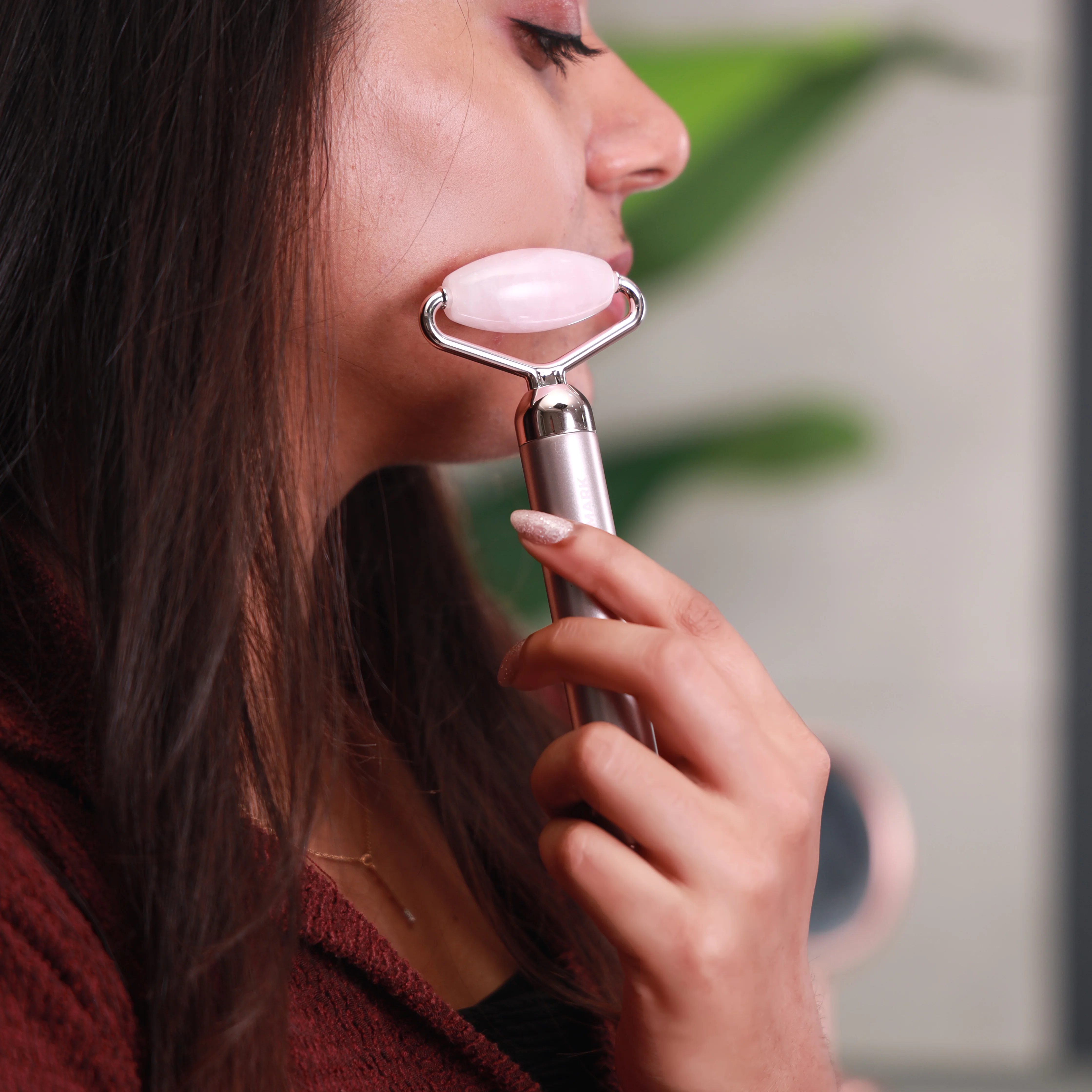 Olsenmark OMFM4125 Facial Massager| featuring micro vibrating technology with natural crystal stone| 3 interchangeable heads for smoother skin & Helps Reduce Wrinkles| - Image 3