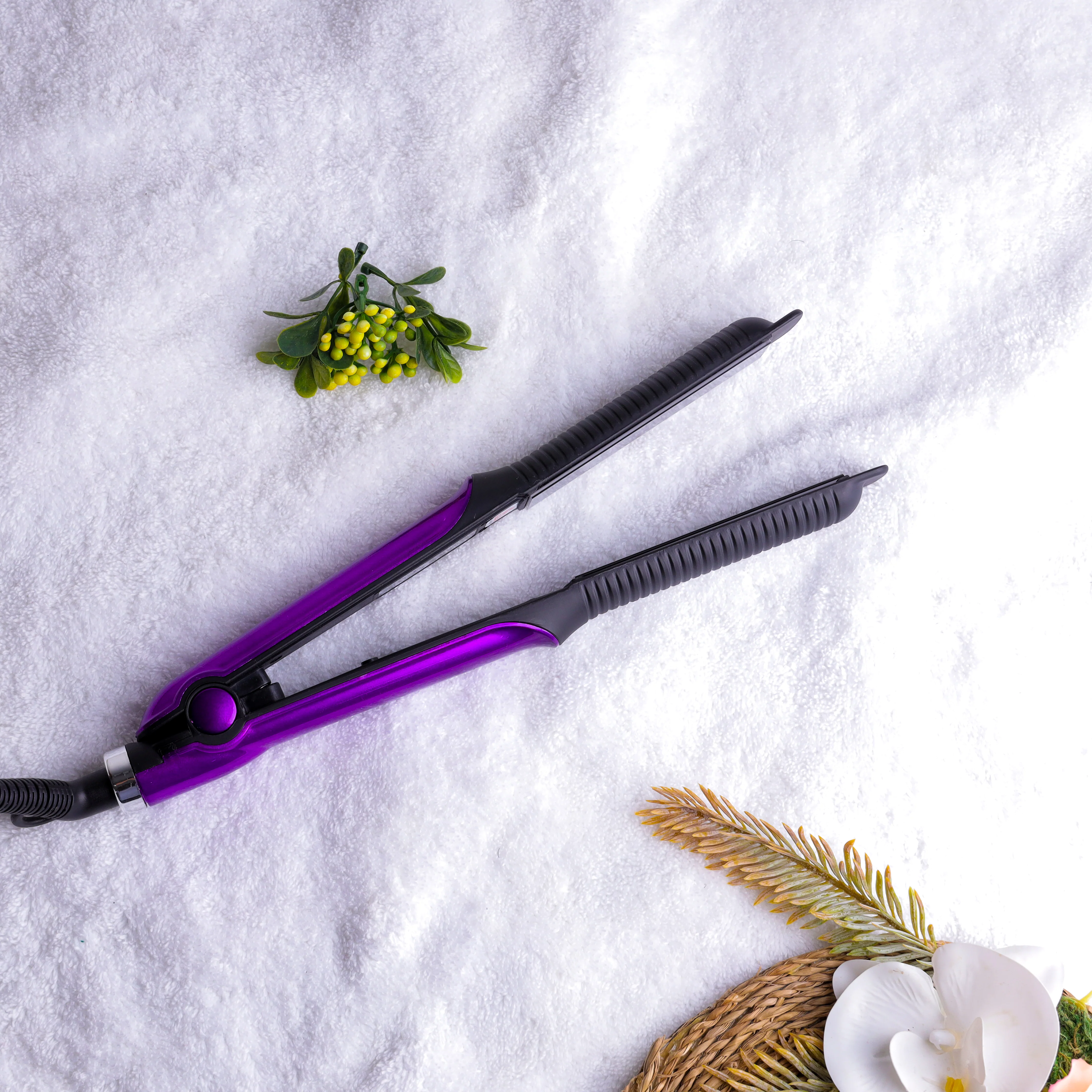 Olsenmark OMH4031 Ceramic Hair Straightener| 220°C High Temperature, PTC Heating Element & Ceramic Tourmaline Coating Plates| 360° Swivel Cord for Smooth Hair Styling| - Image 4