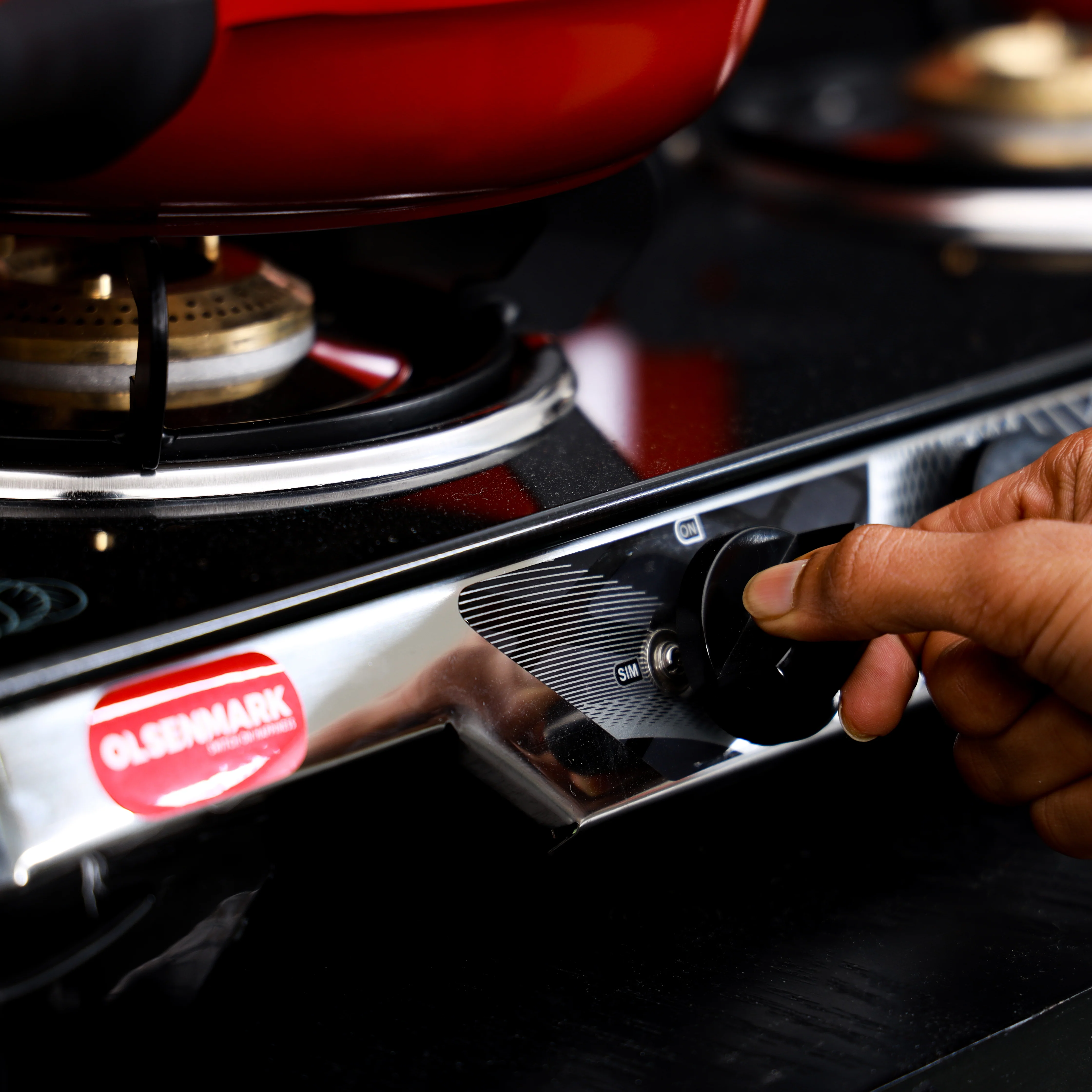 Olsenmark OMK2450 Jumbo 4 Burner Gas Cooker| 7mm toughened glass top, auto ignition & die cast brass burners| stainless steel frame & cool touch bakelite knobs| - Image 4
