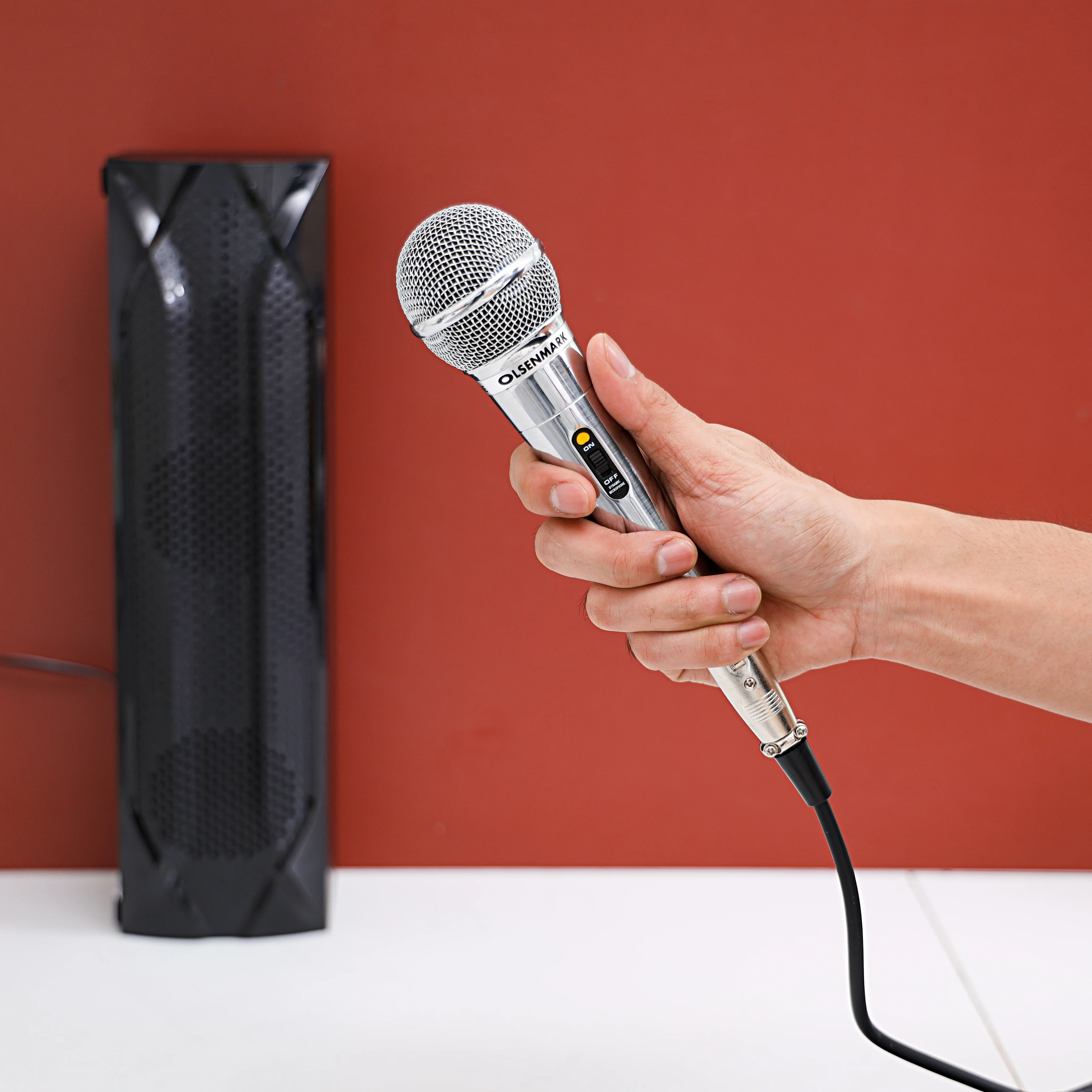 Olsenmark OMMP1215 Professional Dymic Micronaphone| for karaoke and stage with excellent sound reproduction| durable metal body and clear, stable wired vocal performance| - Image 3