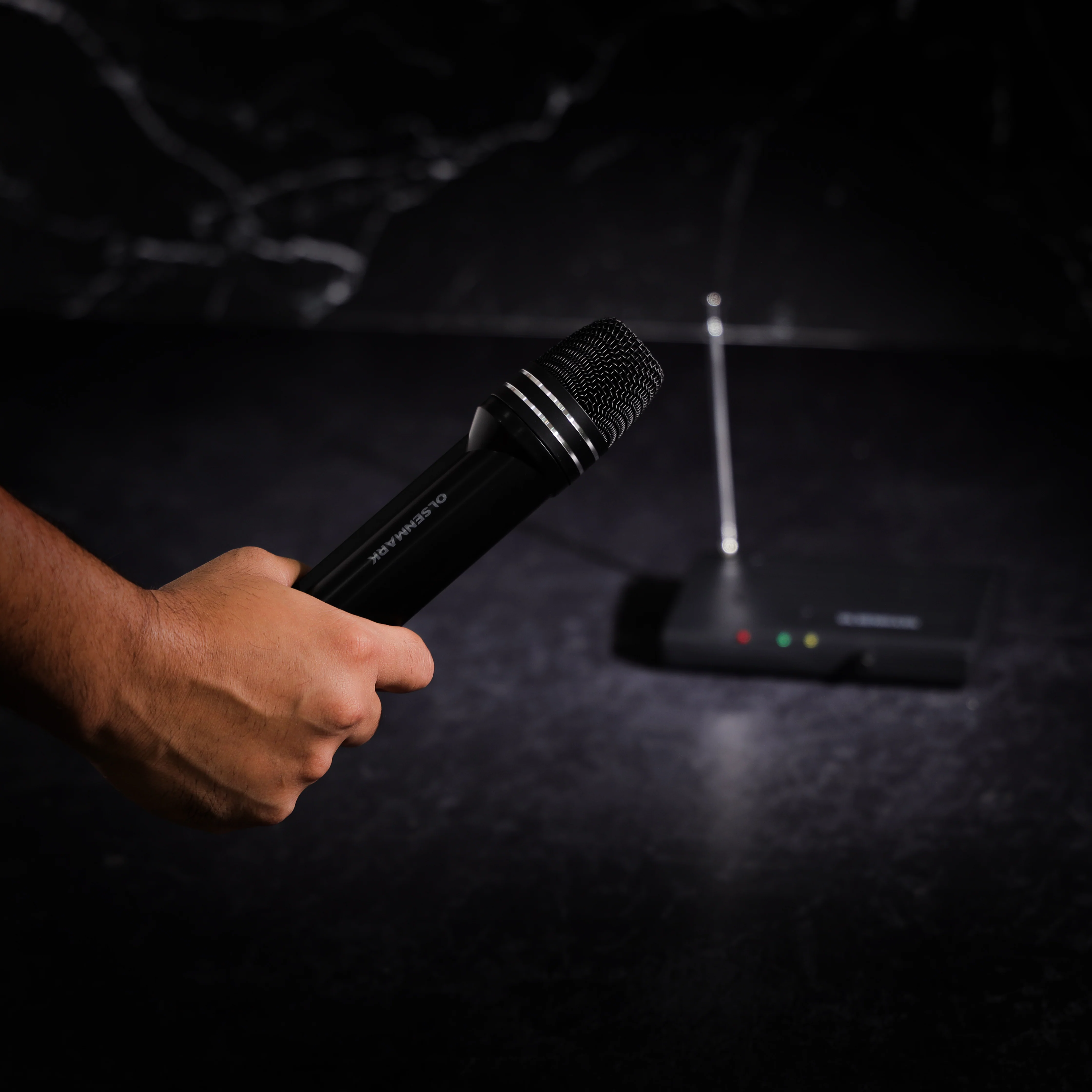 Olsenmark OMMP1240 Wireless Microphone Receiver System| high quality sound with low noise output and stable signal transmission| handheld mic and receiver unit| - Image 3