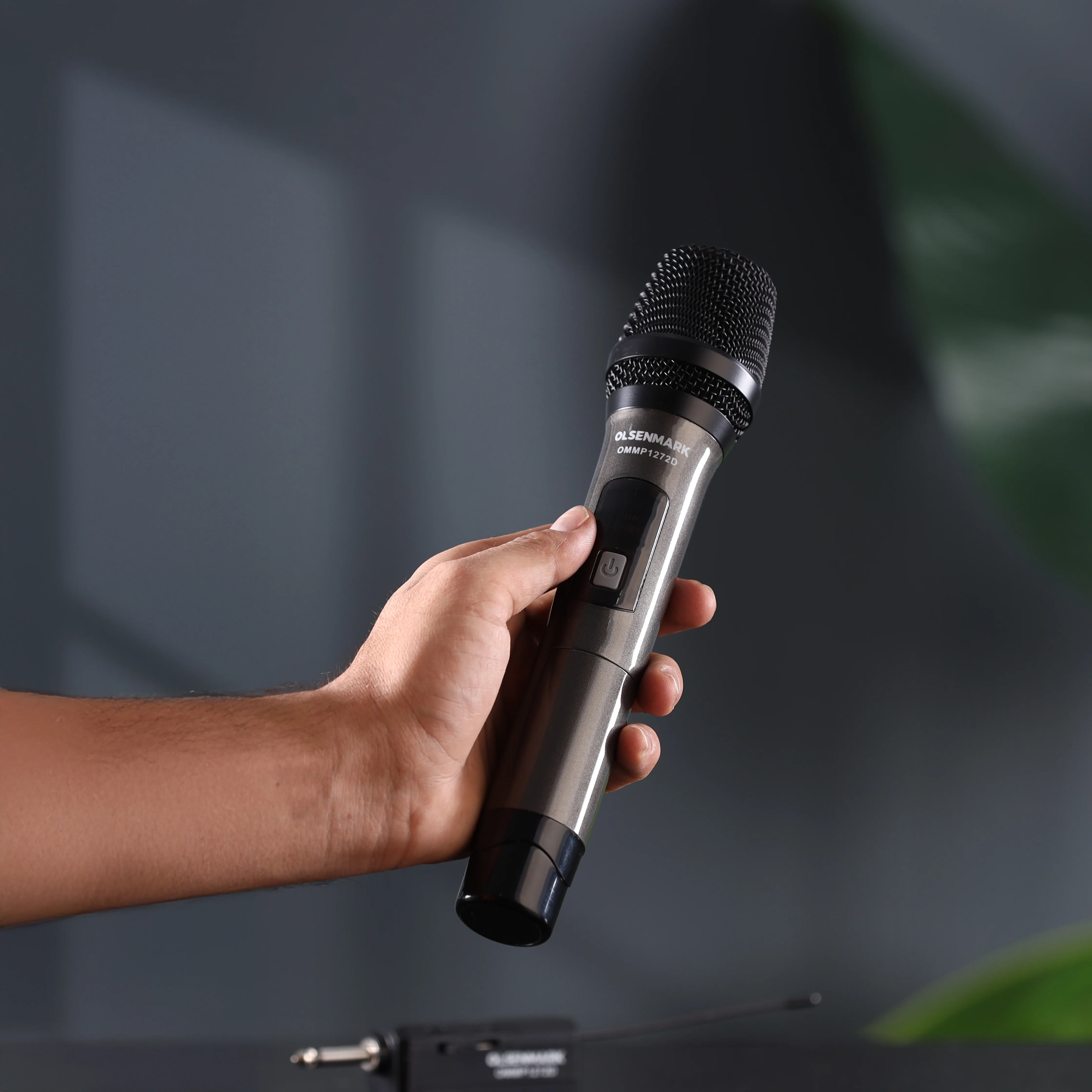 Olsenmark OMMP1272 Professional Wireless Microphone| UHF band with 2000mAh rechargeable lithium battery| LED display, stable signal transmission and clear crisp sound| - Image 4