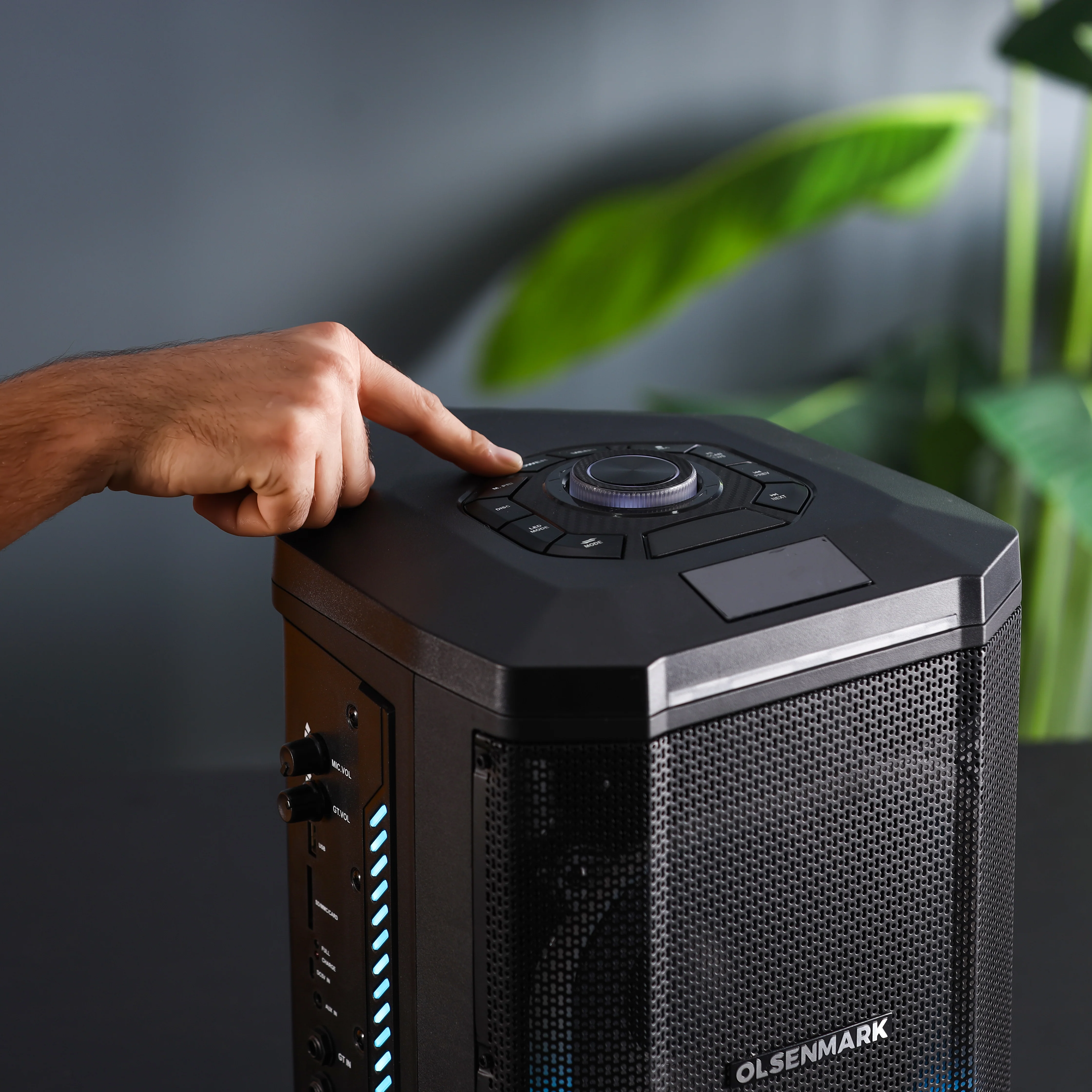 Olsenmark OMMS1220 Party Speaker| 8" woofer with 40000W PMPO, Bluetooth and TWS support| USB/SD input, FM radio, LED display, DJ lights, wireless mic and remote| - Image 4